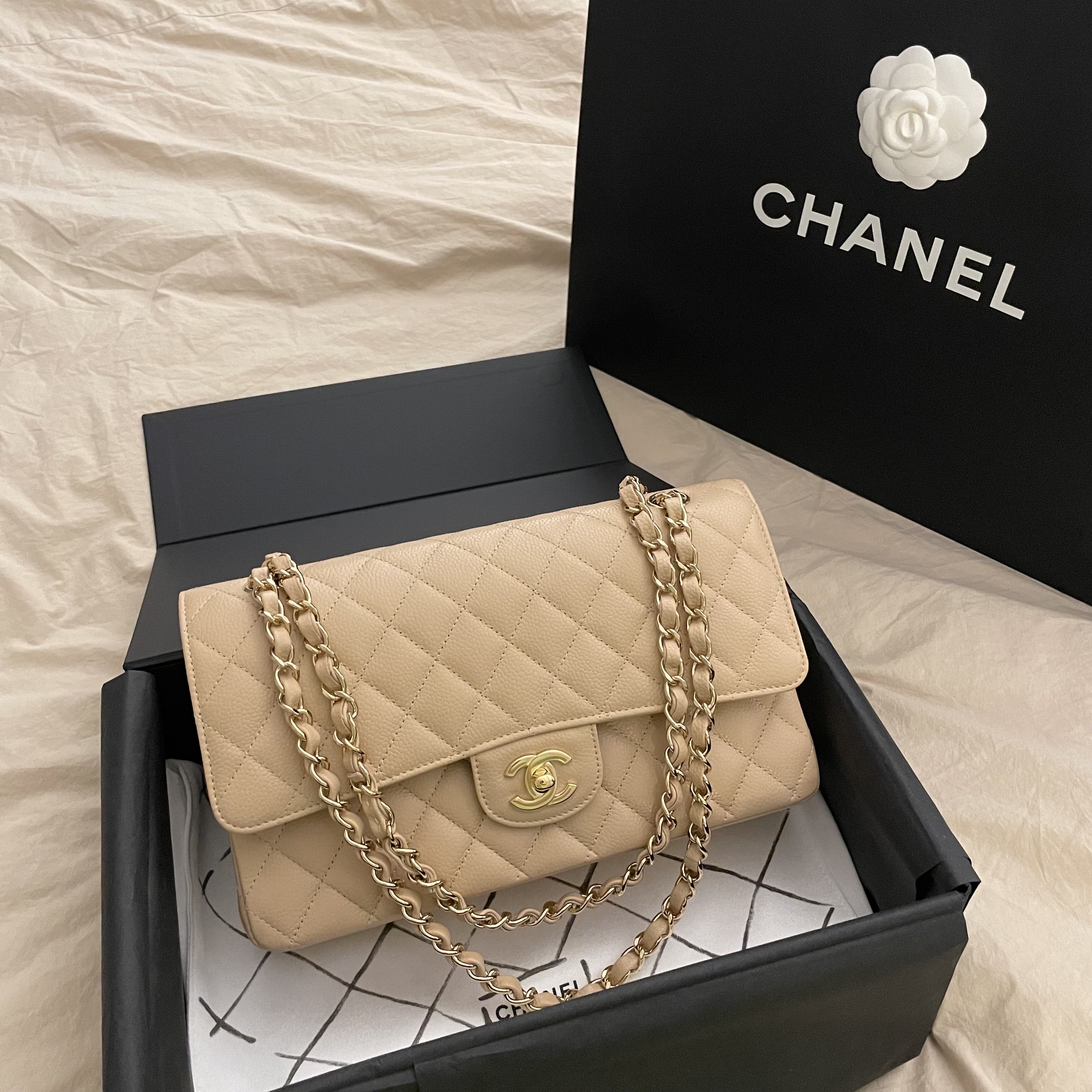 Chanel Medium Classic Handbag Grained Calfskin & Gold Beige 착용 스타일