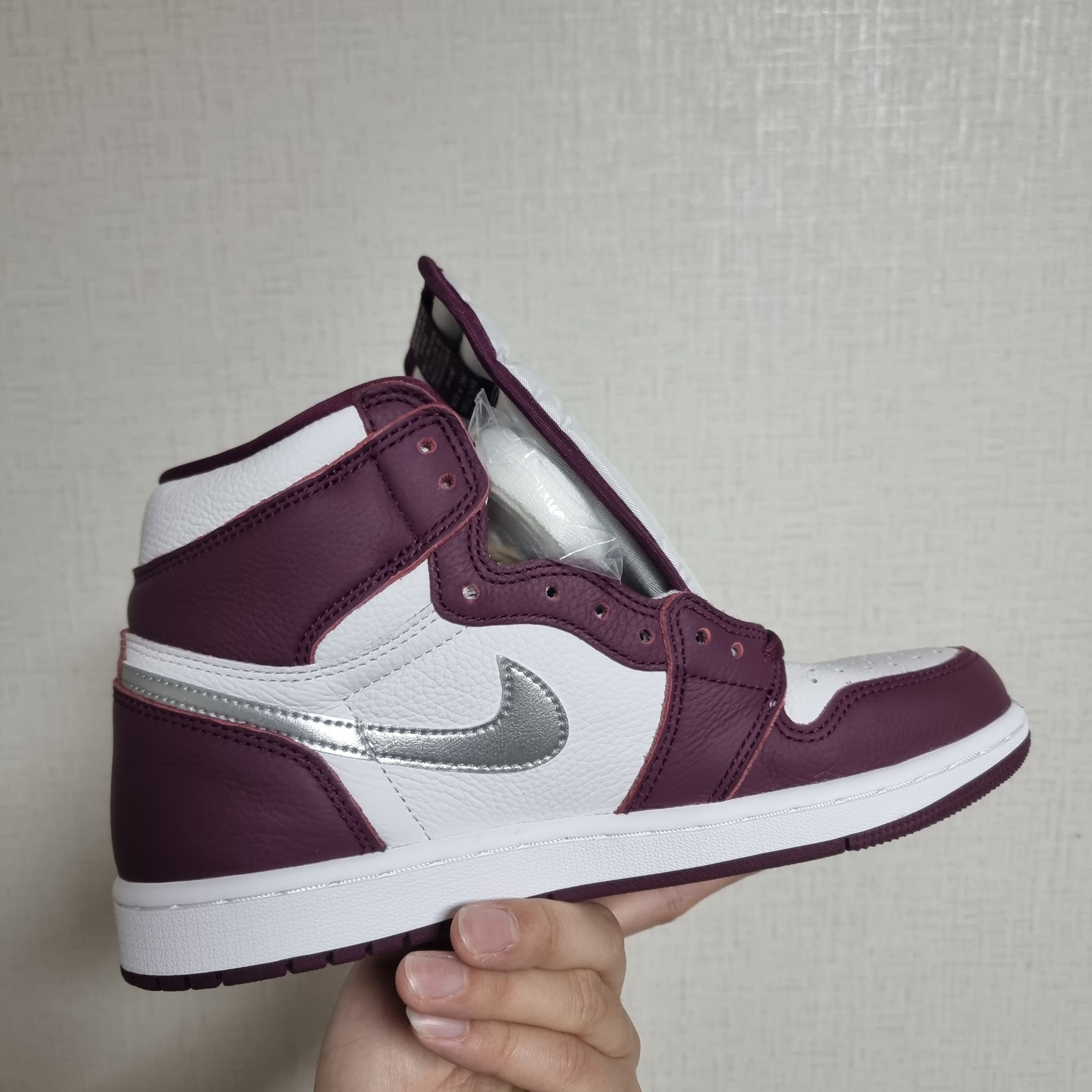 Jordan 1 Retro High OG Bordeaux 착용 스타일 - 4