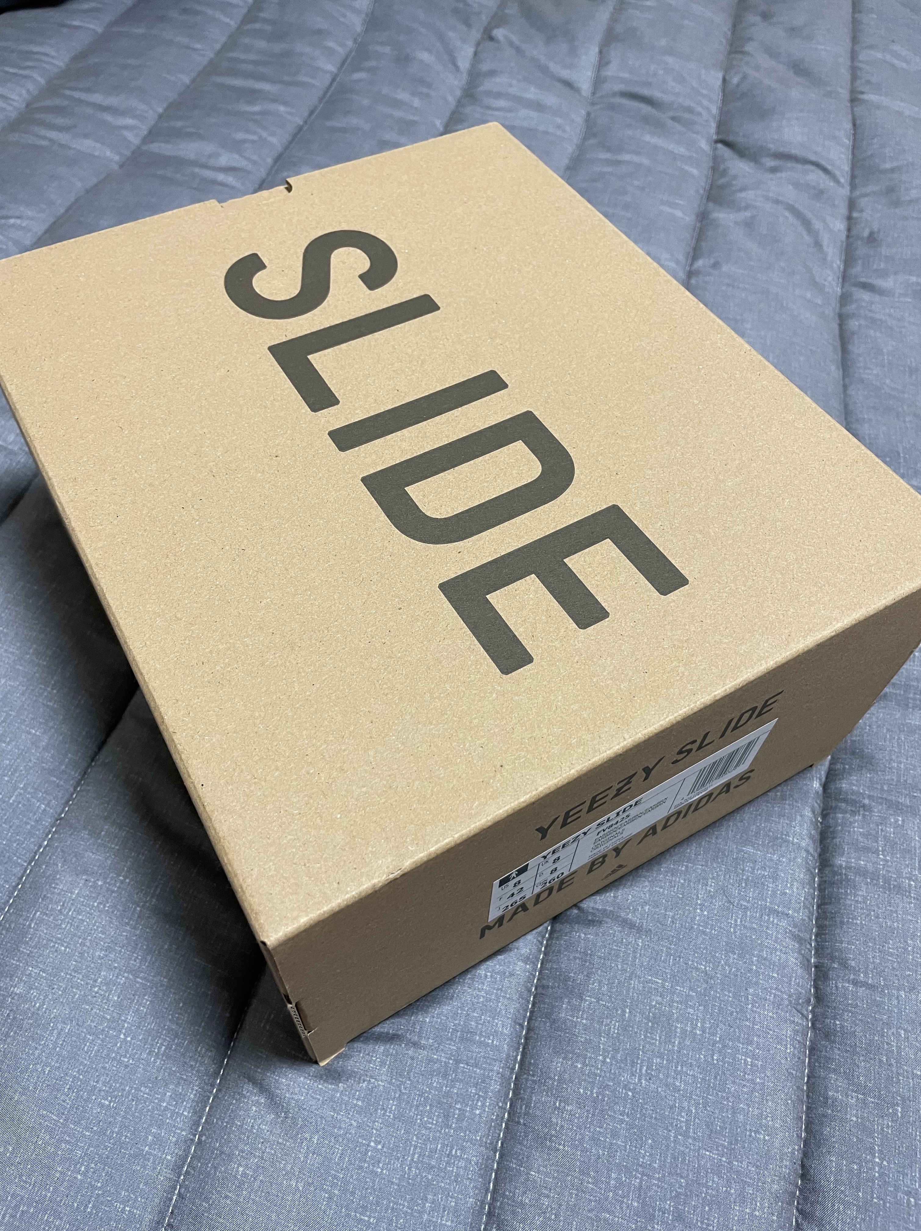 Adidas Yeezy Slide Earth Brown 착용 스타일