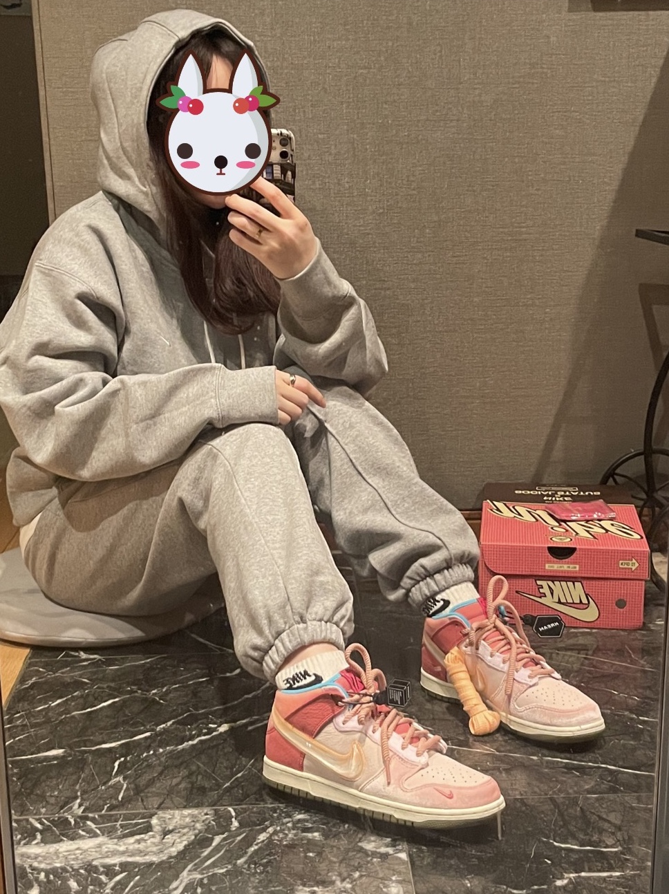 Nike NRG Solo Swoosh Fleece Hoodie Dark Grey Heather - Asia, Nike x Social Status Dunk Mid Free Lunch Strawberry Milk 착용 스타일 - 1