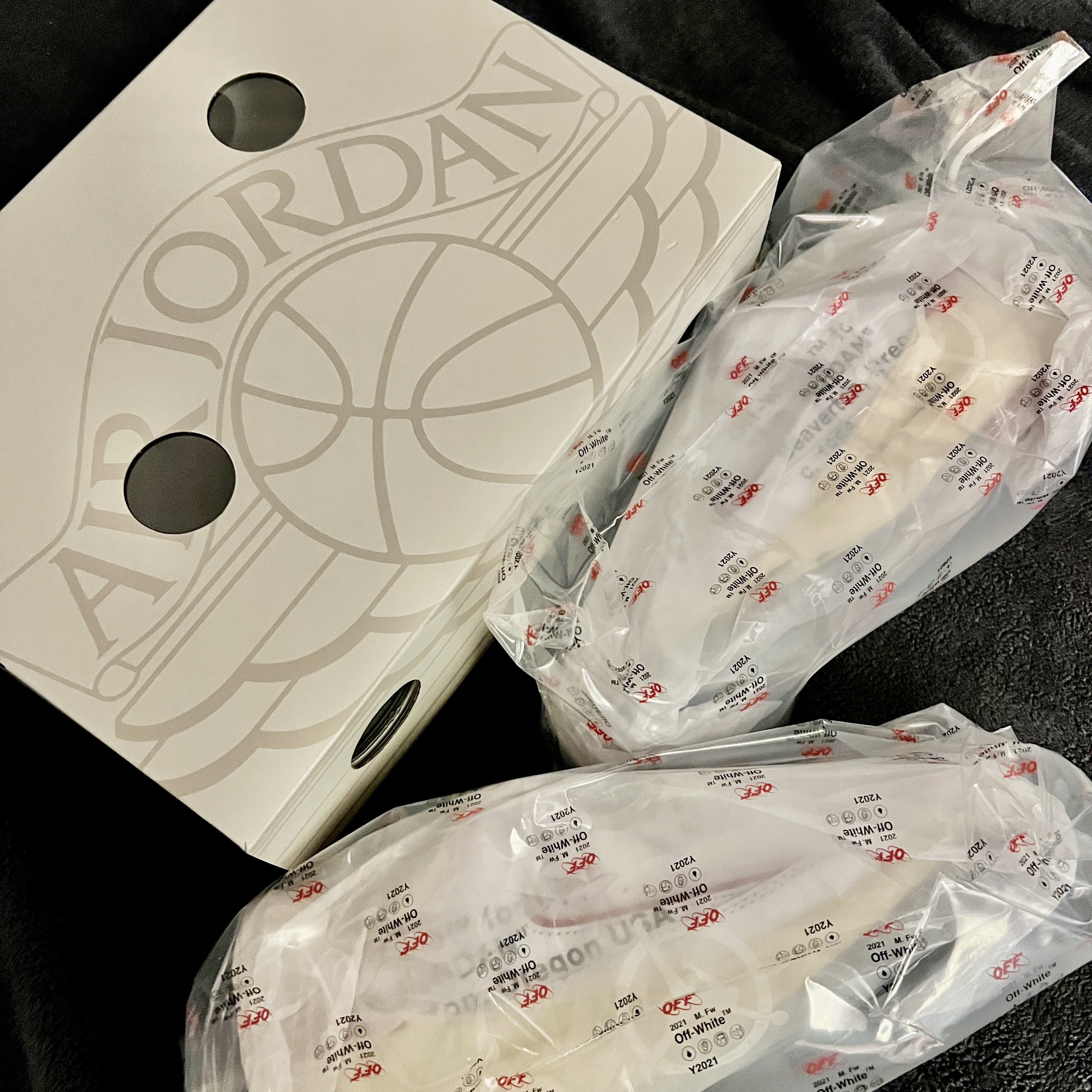 Jordan 2 x Off-White Retro Low SP White and Varsity Red 착용 스타일