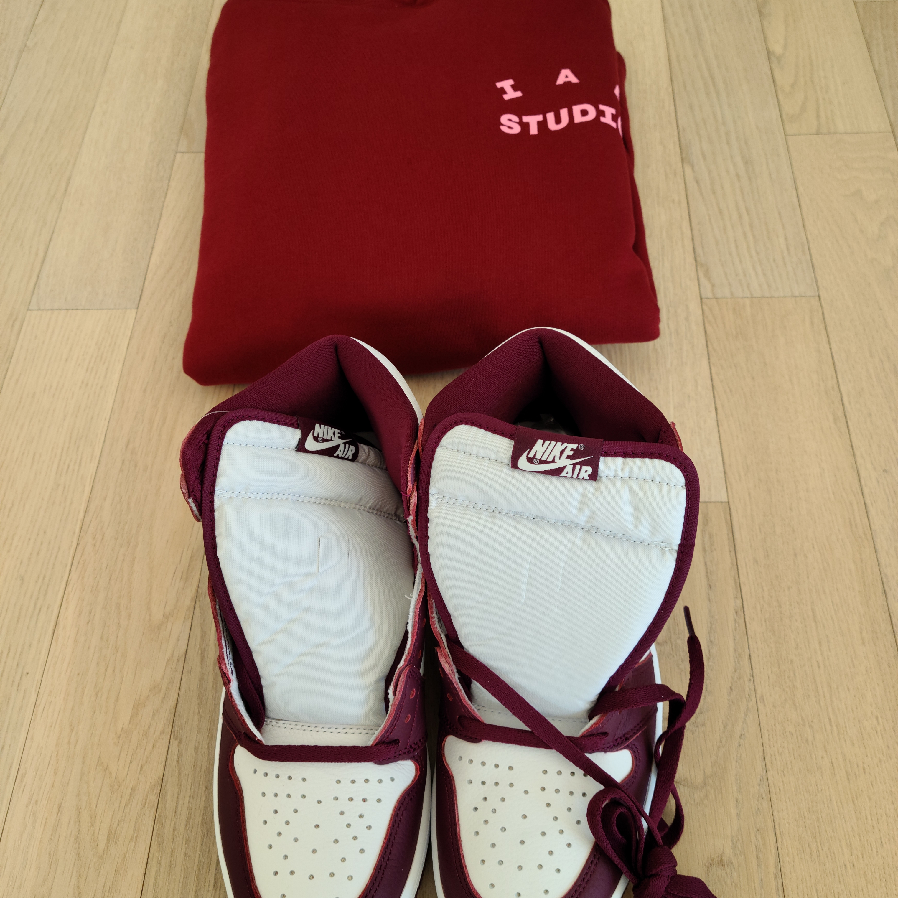 IAB Studio Hoodie Raspberry, Jordan 1 Retro High OG Bordeaux 착용 스타일 - 1