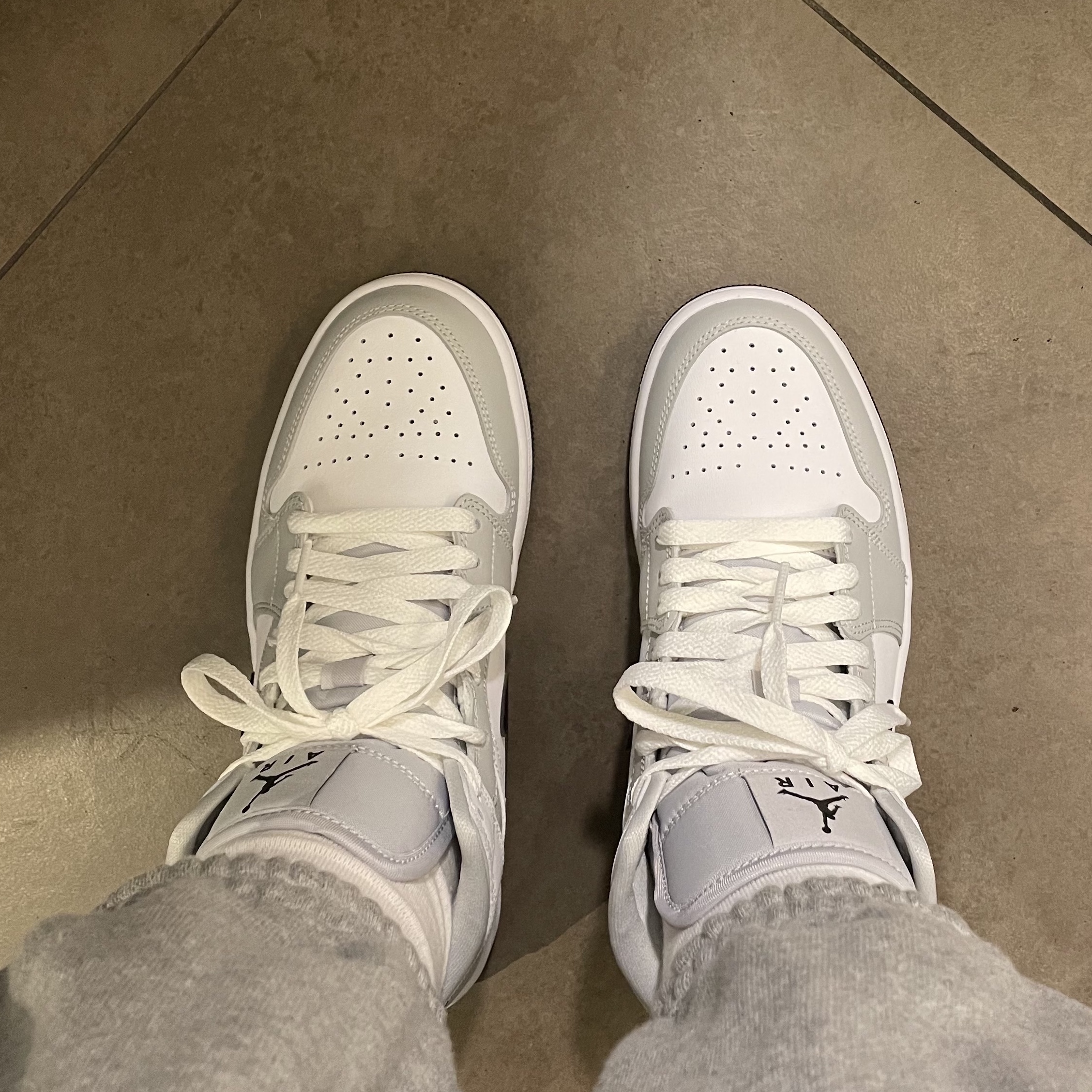 (W) Jordan 1 Mid Grey Fog 착용 스타일 - 1