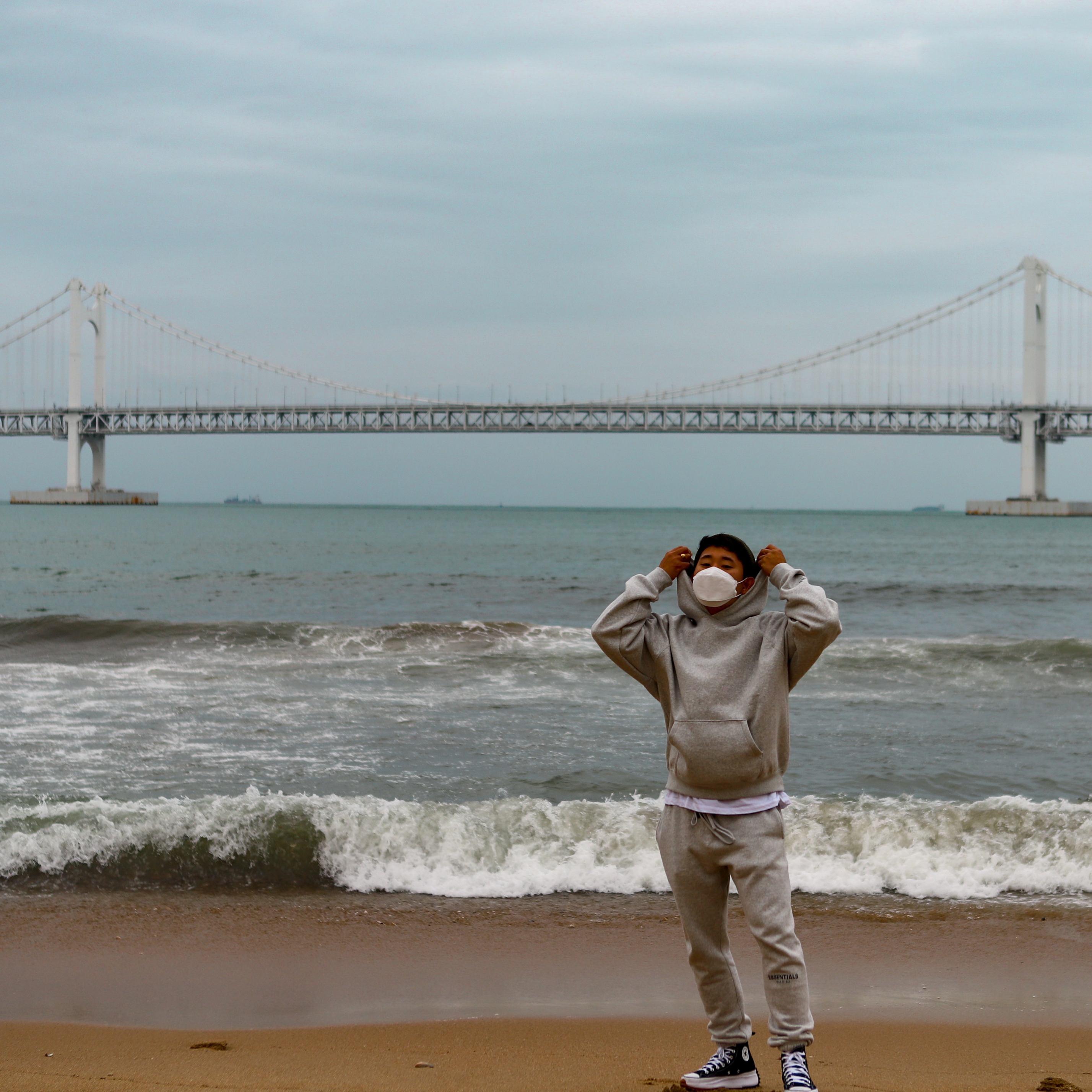 Essentials Sweatpants Heather Grey - 20FW, Converse Run Star Hike Hi Black White Gum 착용 스타일