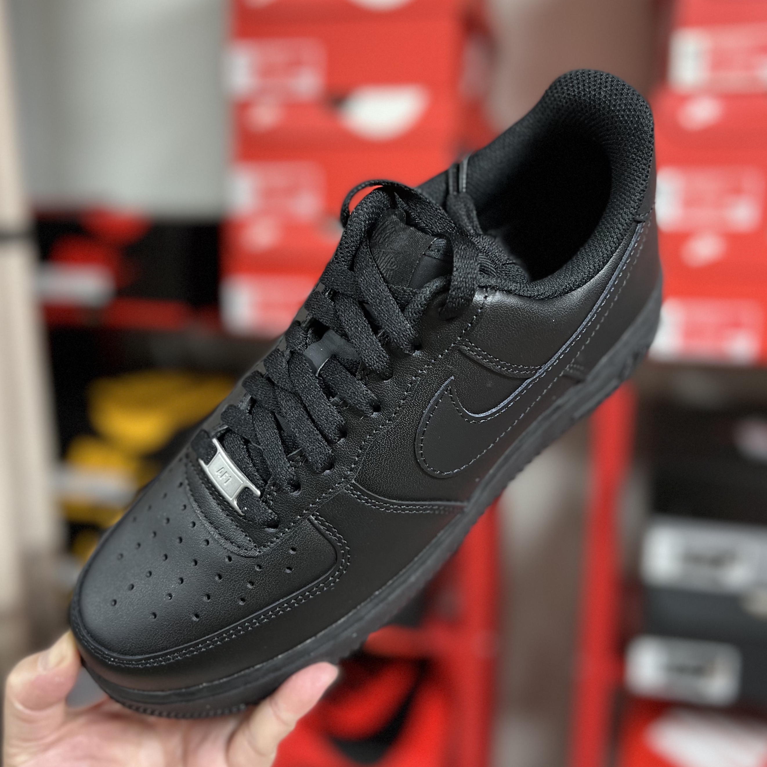 Nike Air Force 1 '07 Low Triple Black 착용 스타일 - 1