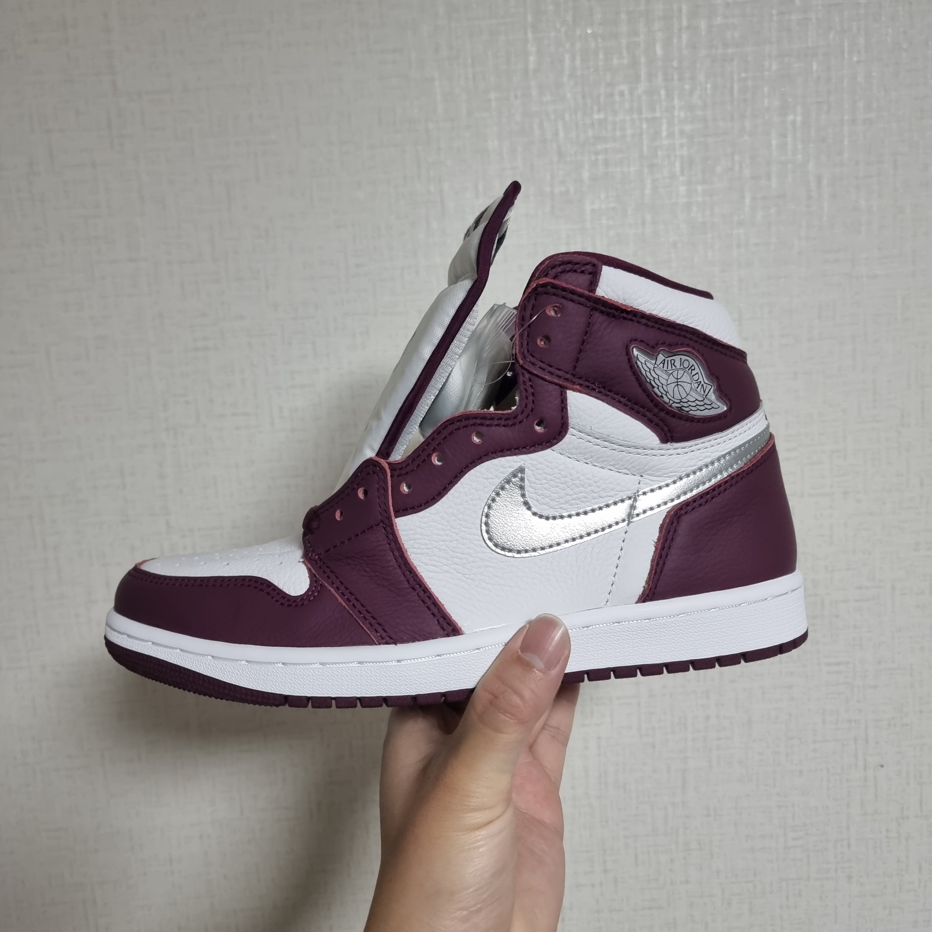 Jordan 1 Retro High OG Bordeaux 착용 스타일 - 1