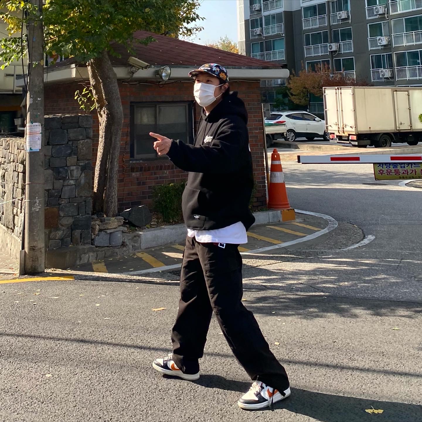 Nike Dunk Low Retro PRM Halloween, Stussy Surplus Cargo Pants Black 착용 스타일 - 2