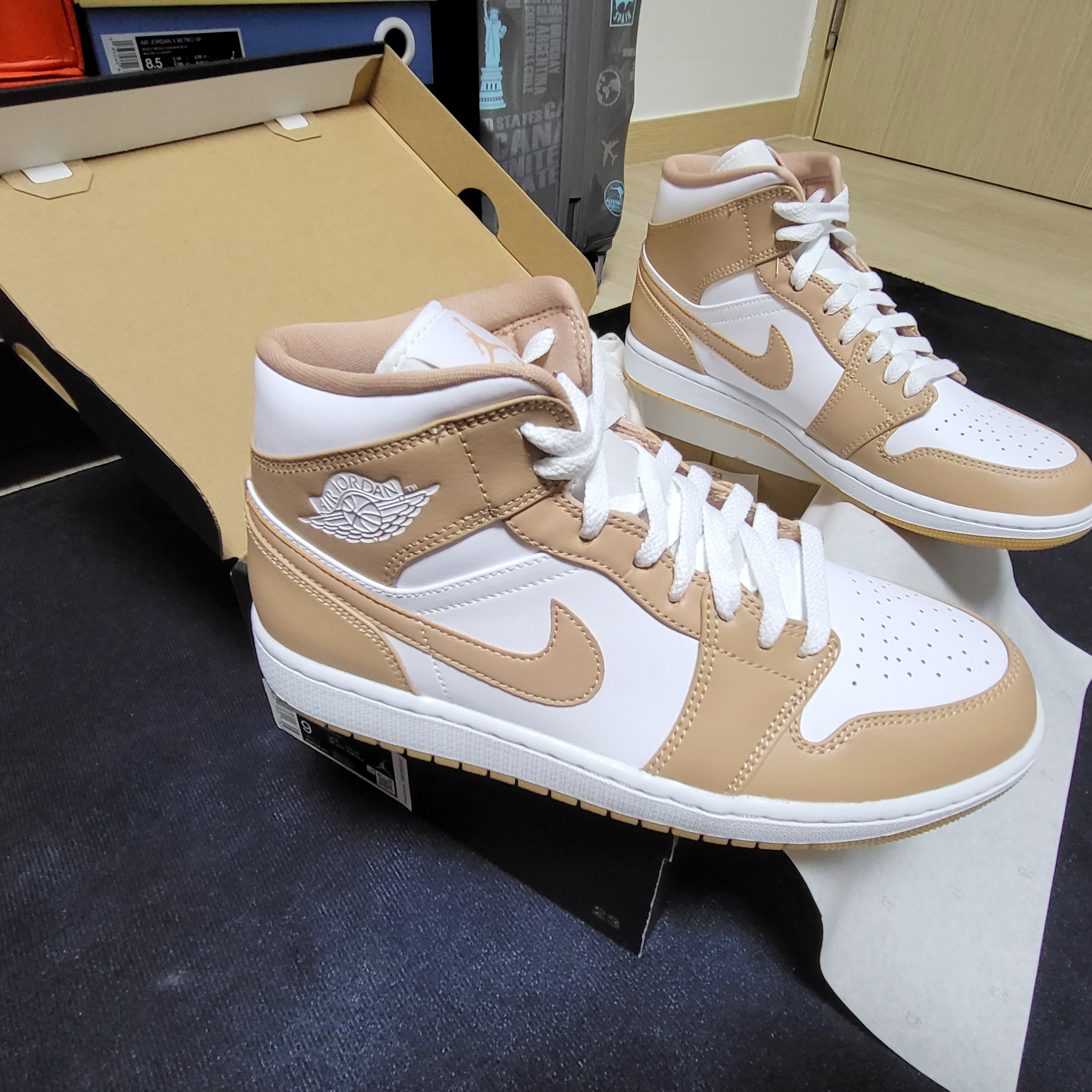 Jordan 1 Mid Tan Gum 착용 스타일 - 1