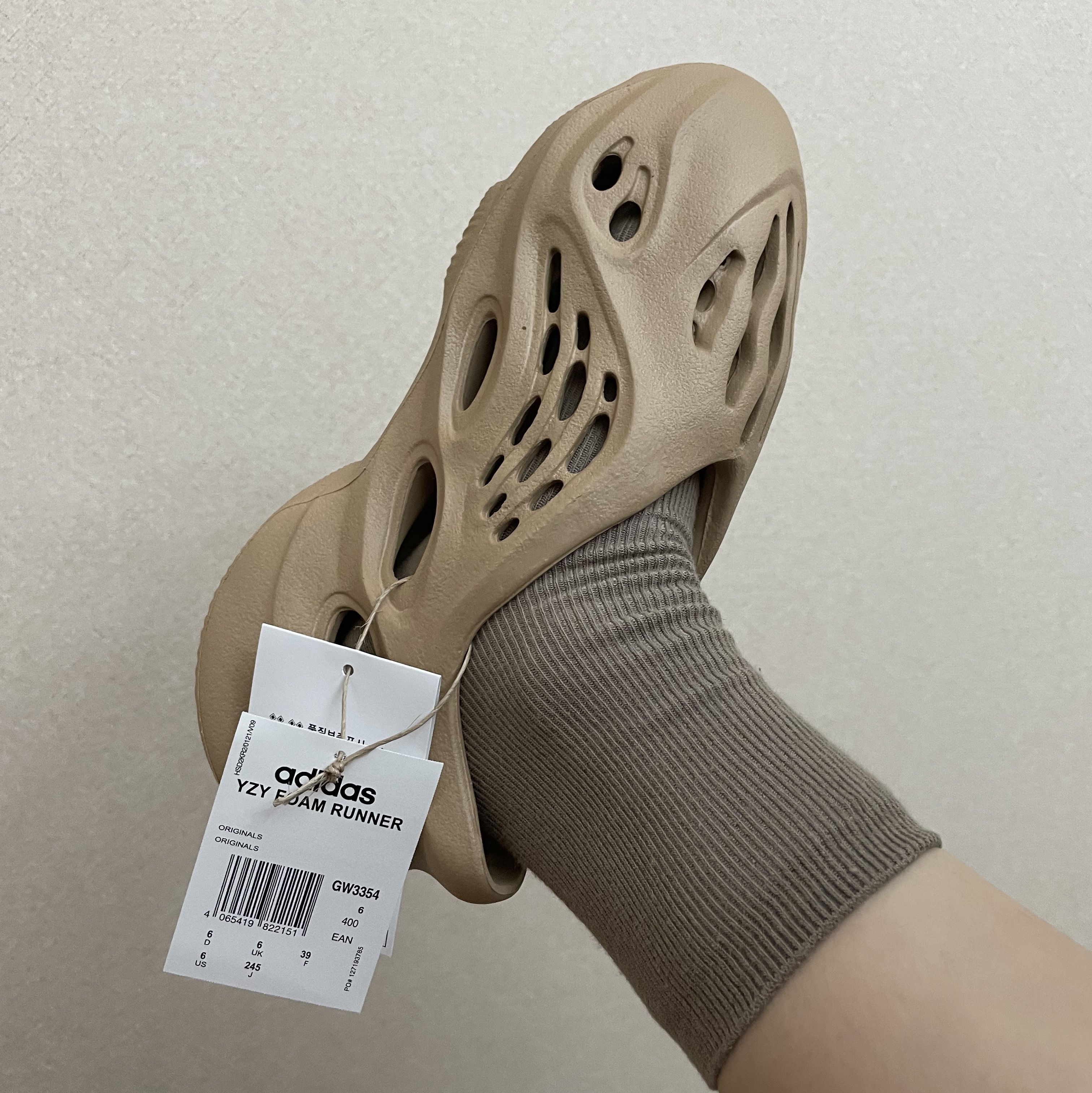 Adidas Yeezy Foam RNNR Ochre 착용 스타일