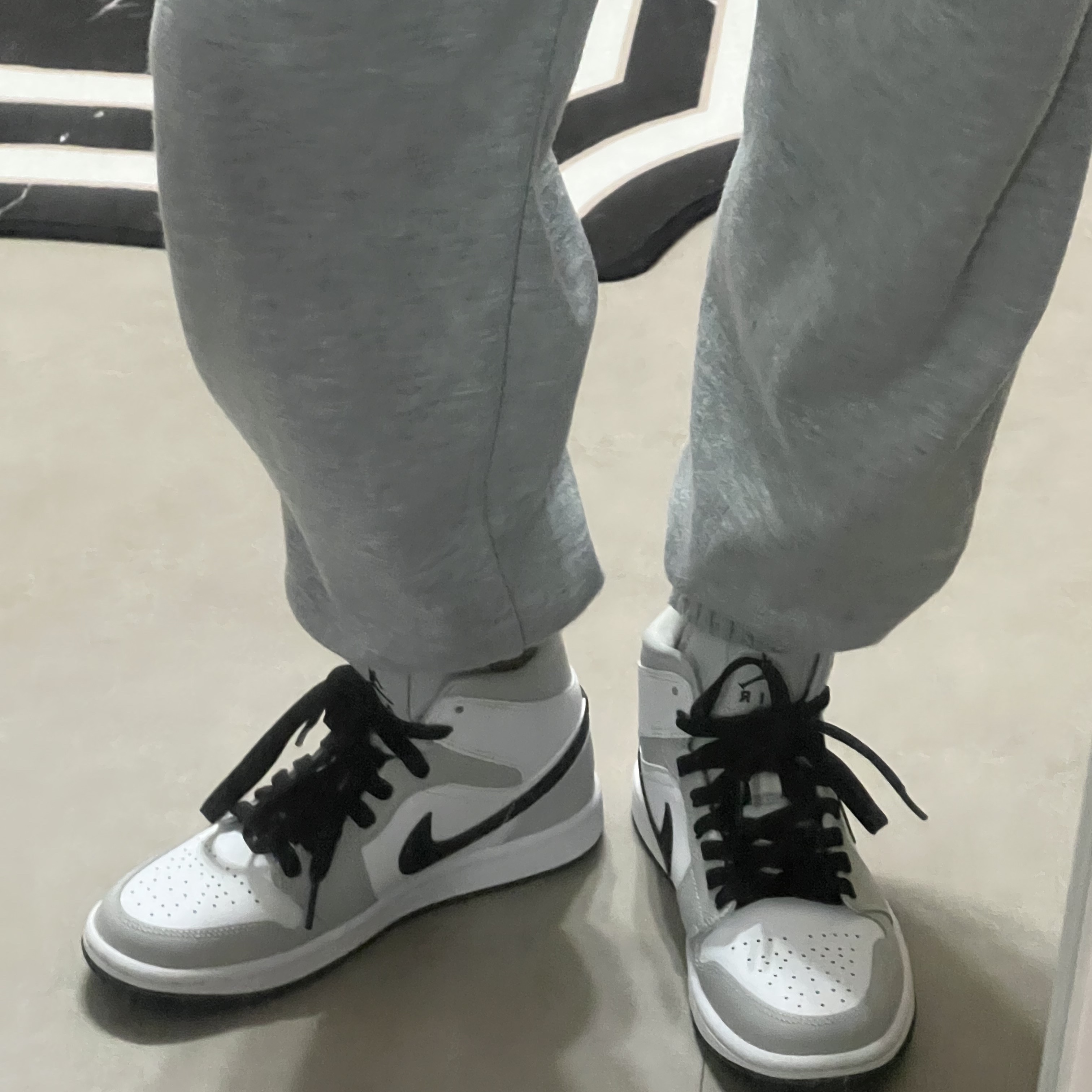 (W) Jordan 1 Mid Grey Fog 착용 스타일 - 2
