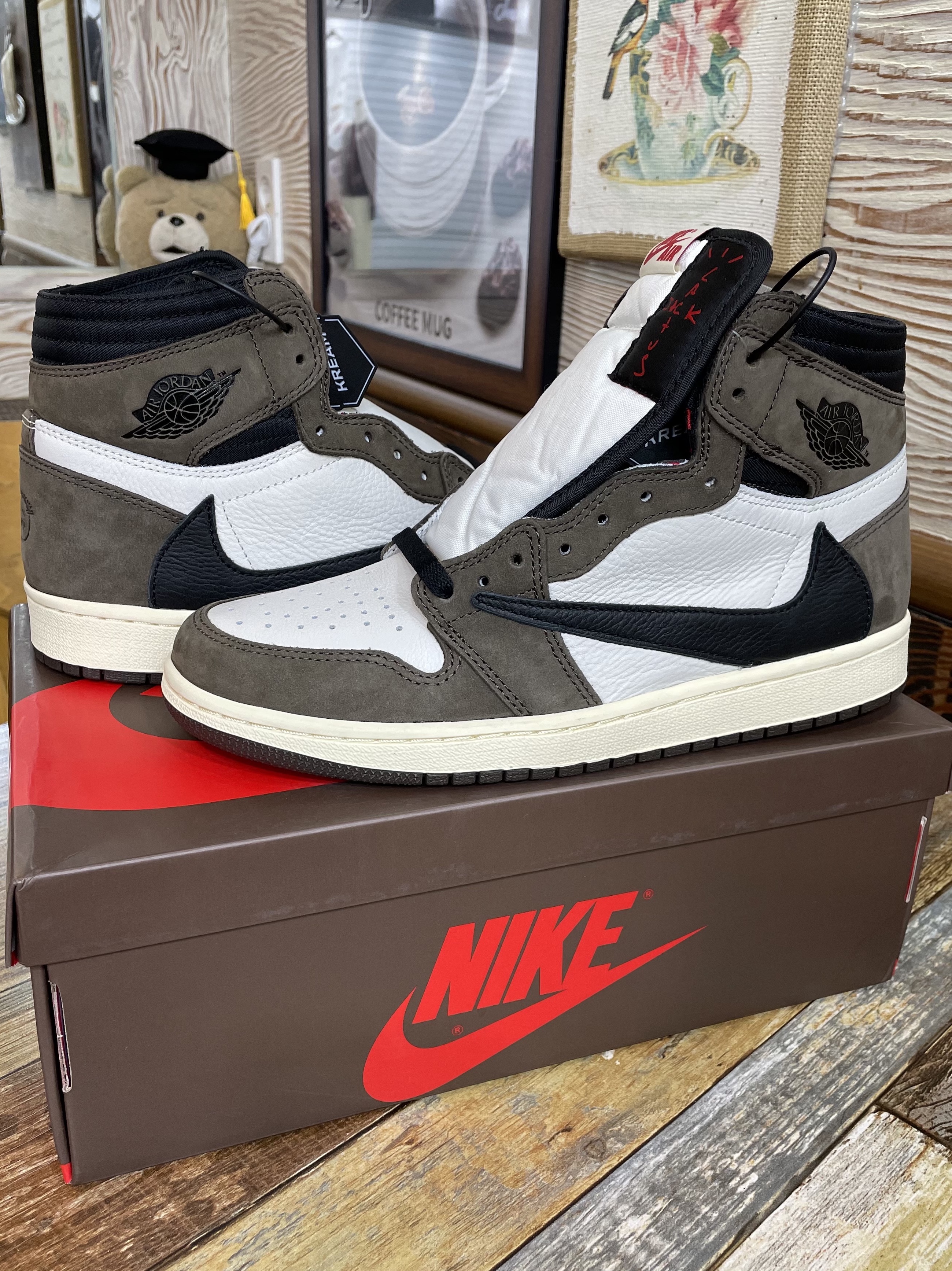Jordan 1 x Travis Scott Retro High OG SP Mocha 착용 스타일 - 2