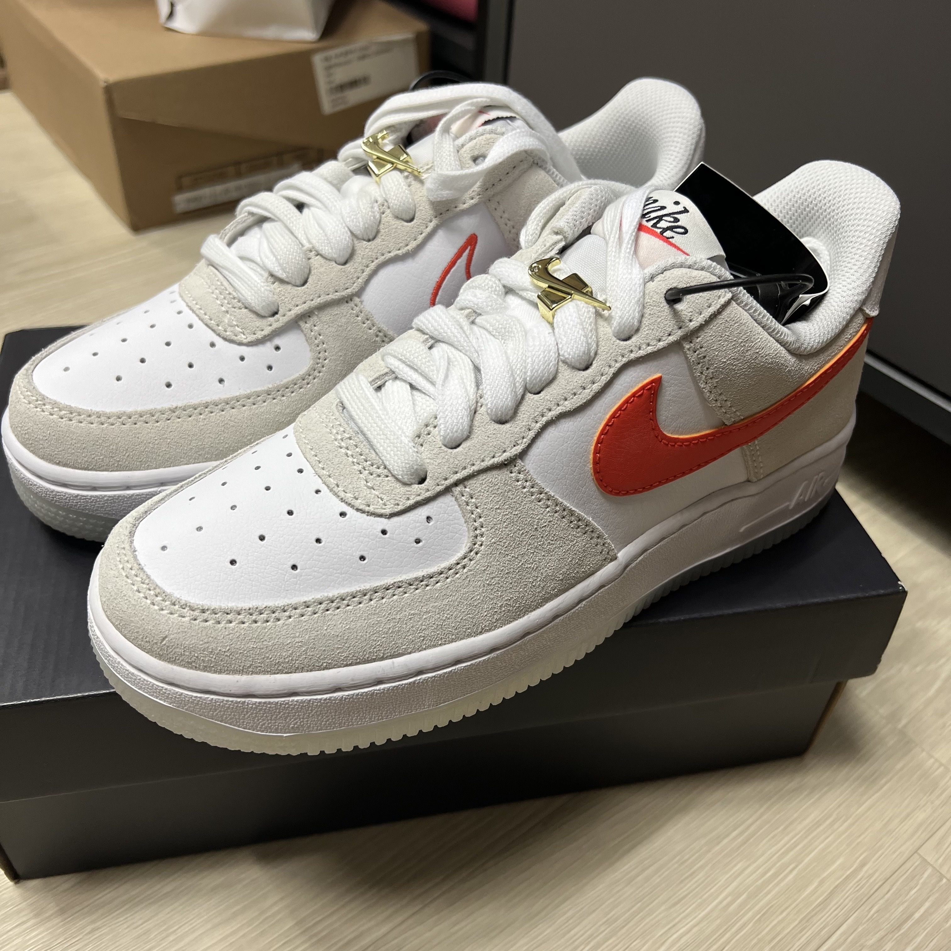 (W) Nike Air Force 1 '07 SE First Use Orange Sail 착용 스타일