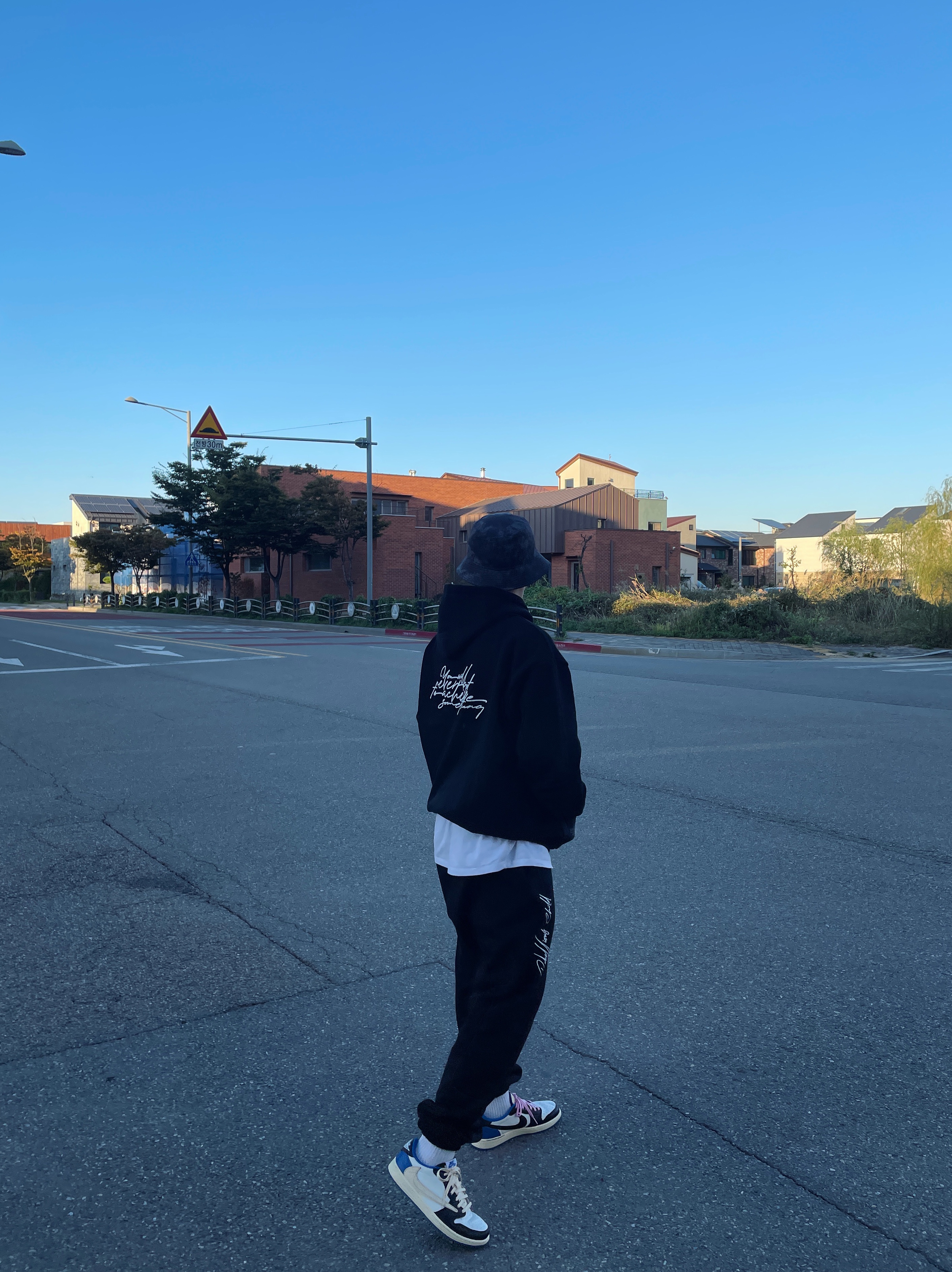 Jordan 1 x Travis Scott x Fragment Retro Low OG SP Military Blue 착용 스타일