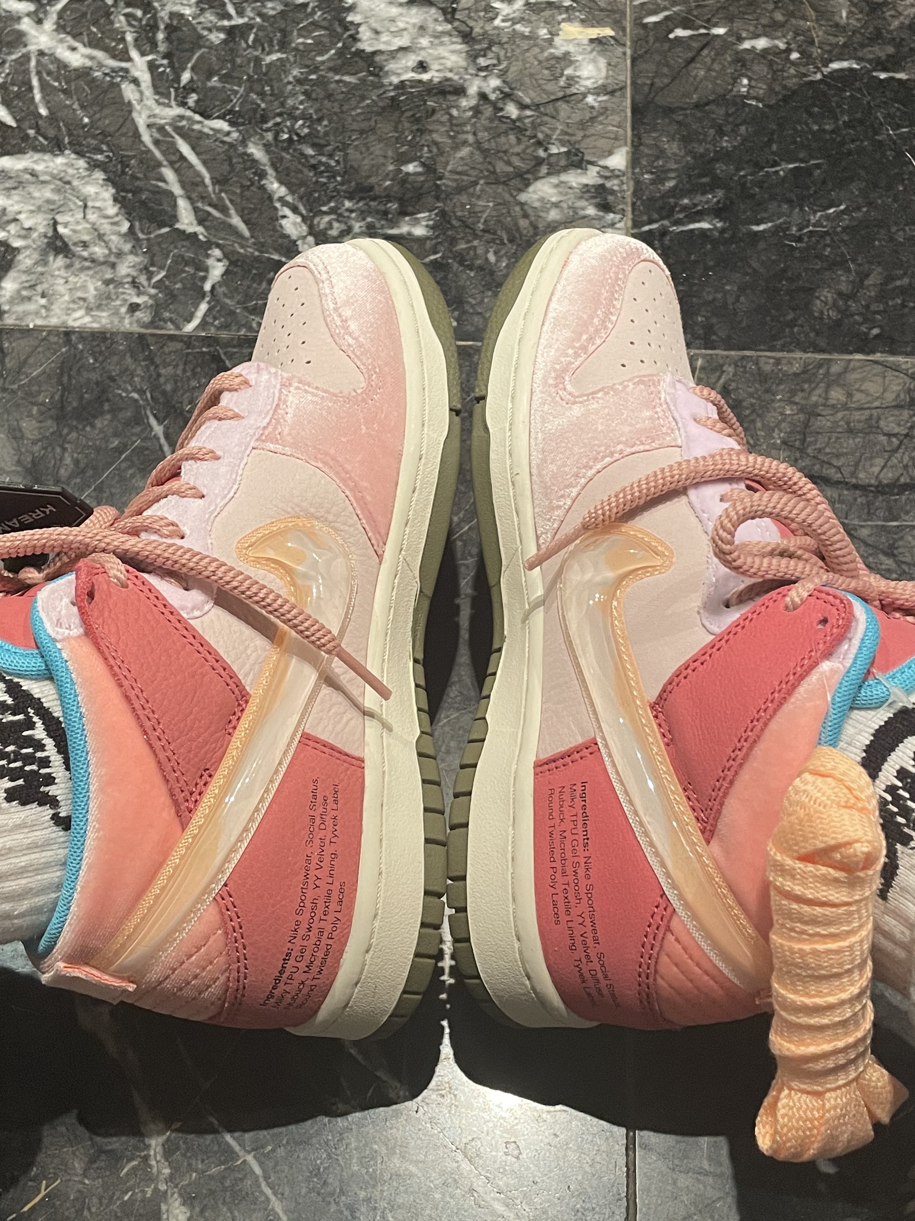 Nike NRG Solo Swoosh Fleece Hoodie Dark Grey Heather - Asia, Nike x Social Status Dunk Mid Free Lunch Strawberry Milk 착용 스타일 - 4