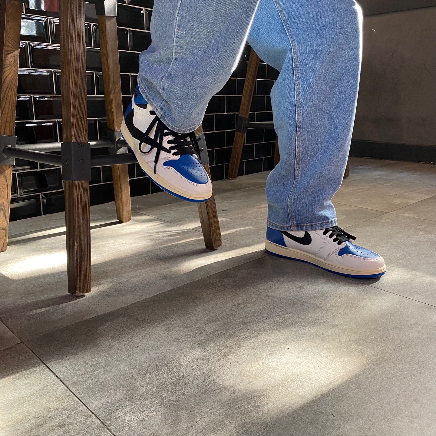 Jordan 1 x Travis Scott x Fragment Retro High OG SP Military Blue 착용 스타일 - 2