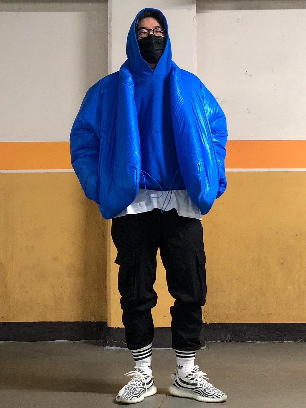 Yeezy Gap Hoodie Blue, Yeezy Gap Round Jacket Blue 착용 스타일 - 1