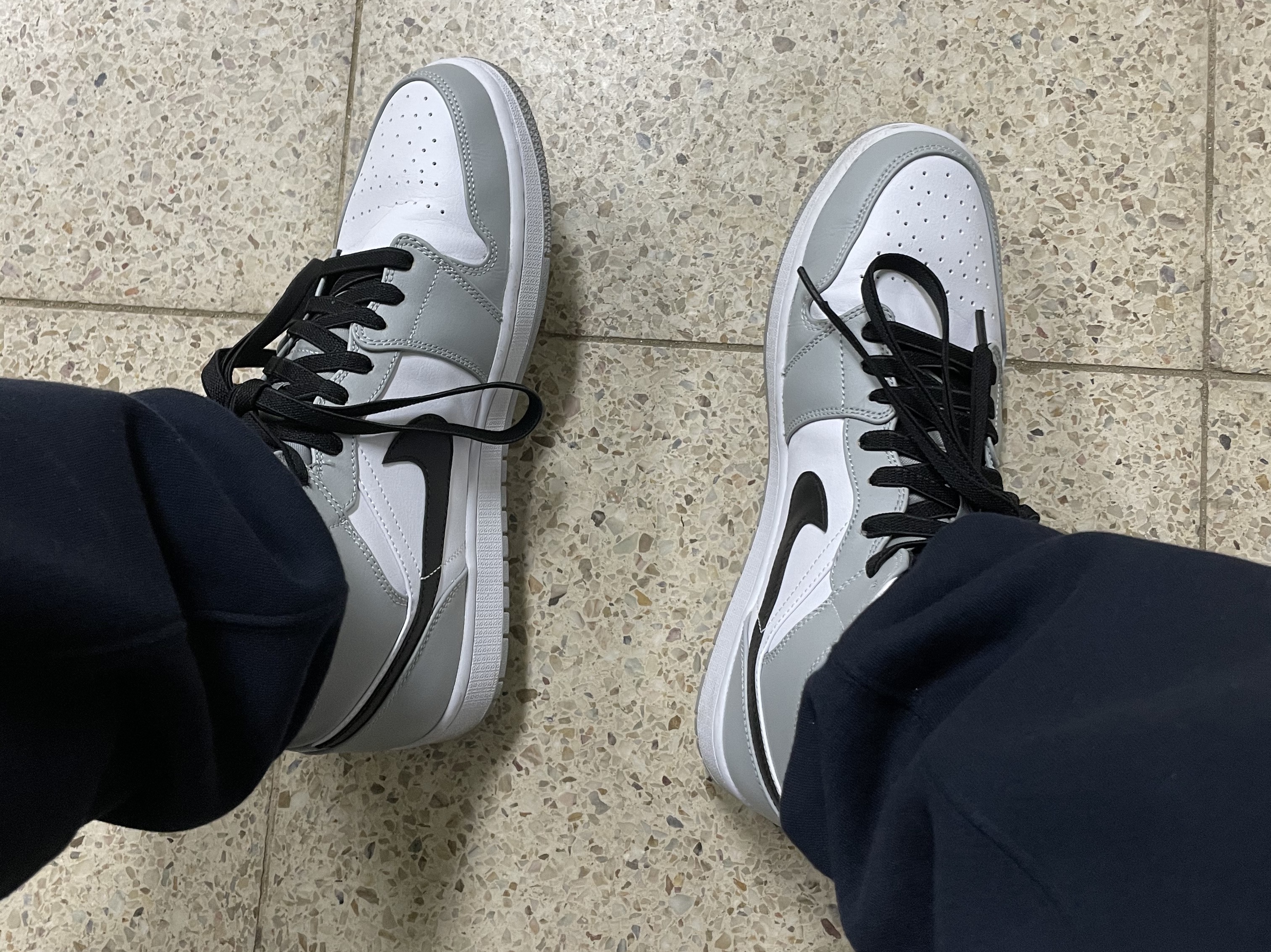 Jordan 1 Mid Light Smoke Grey 착용 스타일