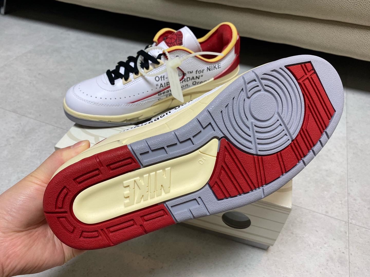 Jordan 2 x Off-White Retro Low SP White and Varsity Red 착용 스타일 - 3