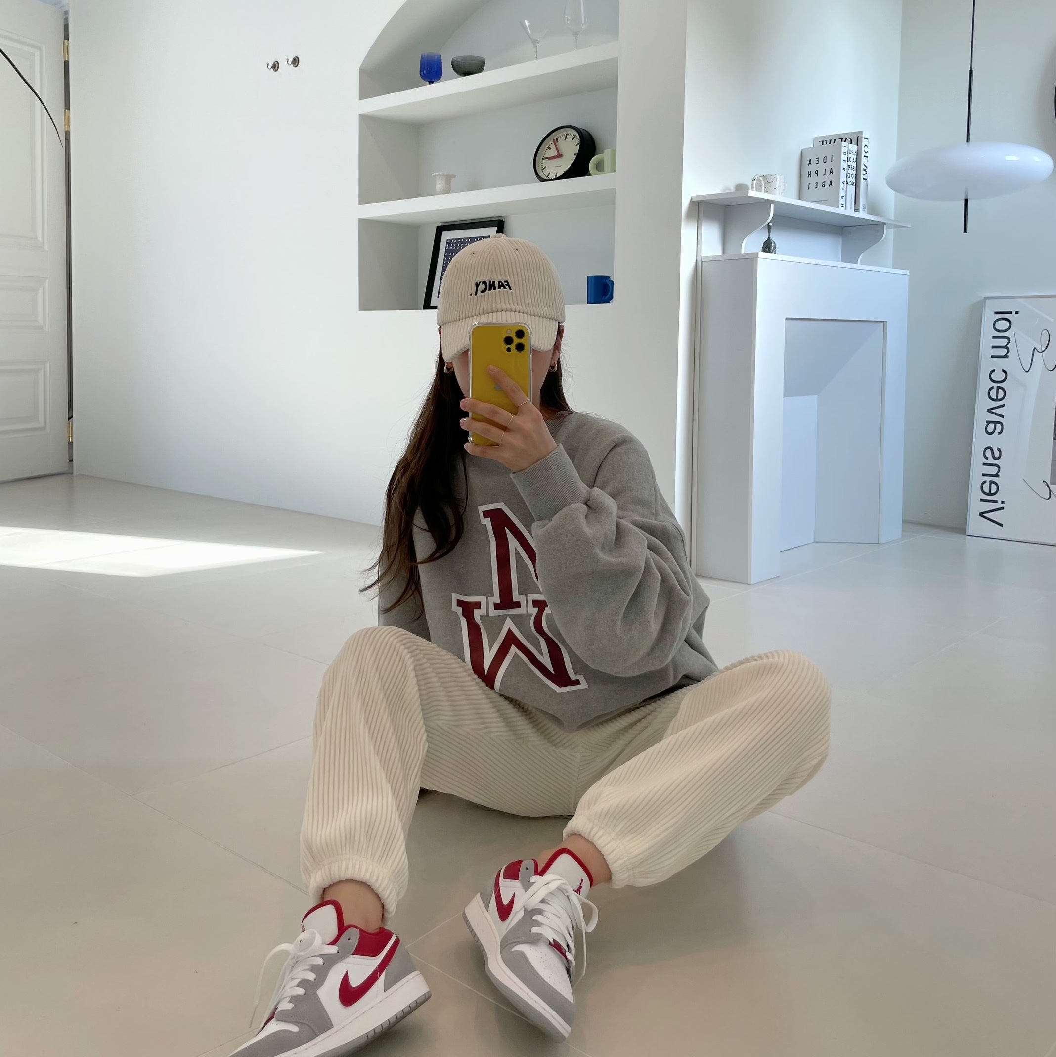 (GS) Jordan 1 Low SE Light Smoke Grey Gym Red 착용 스타일 - 2