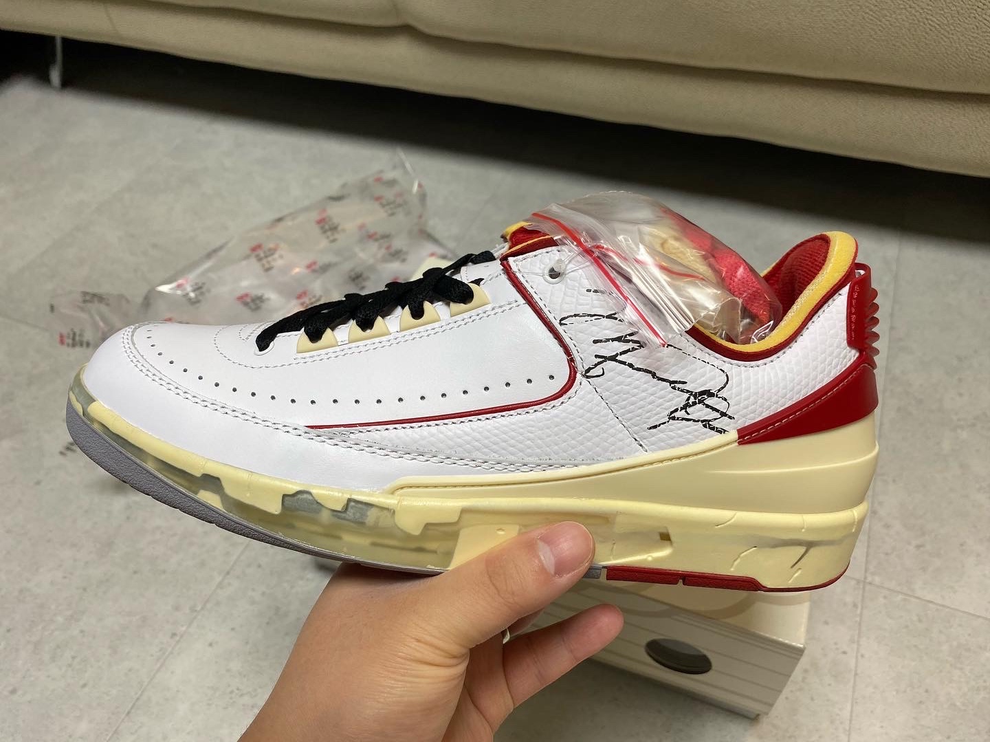 Jordan 2 x Off-White Retro Low SP White and Varsity Red 착용 스타일 - 5
