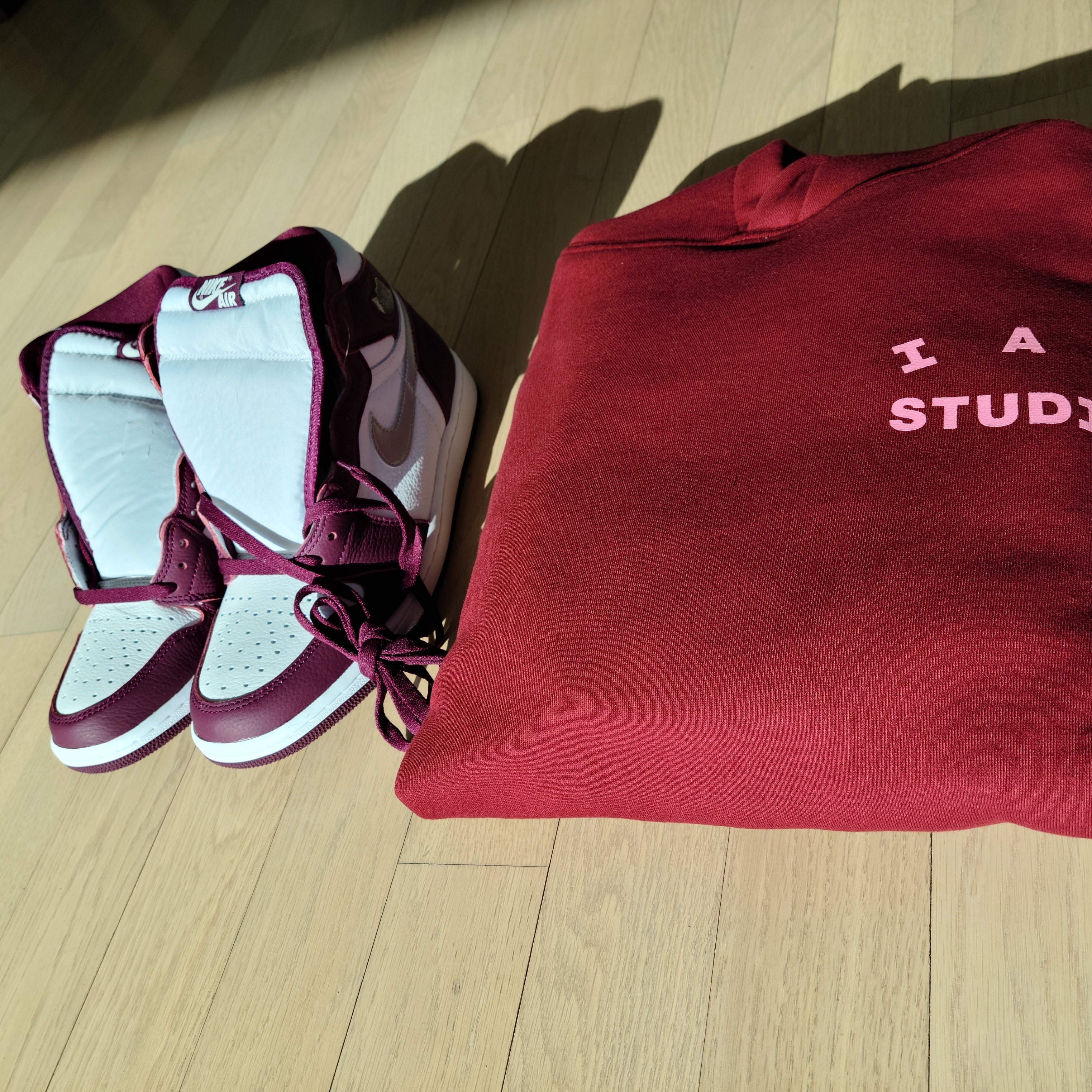 IAB Studio Hoodie Raspberry, Jordan 1 Retro High OG Bordeaux 착용 스타일 - 2
