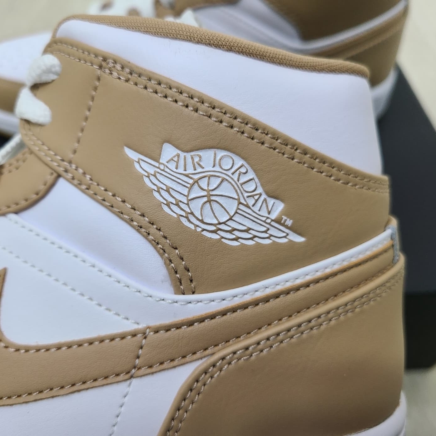 Jordan 1 Mid Tan Gum 착용 스타일 - 3