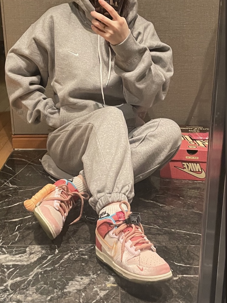 Nike NRG Solo Swoosh Fleece Hoodie Dark Grey Heather - Asia, Nike x Social Status Dunk Mid Free Lunch Strawberry Milk 착용 스타일 - 2