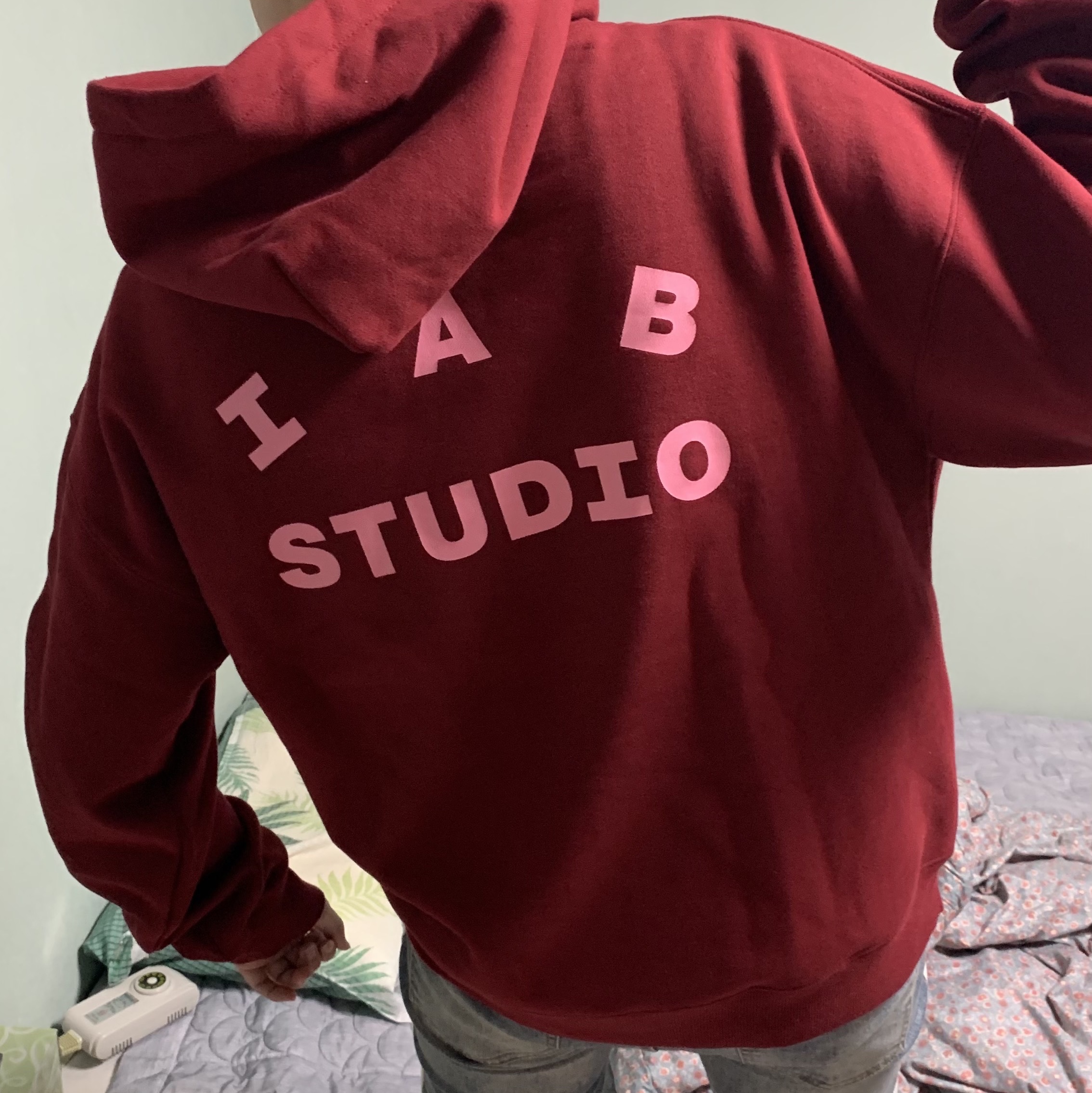 IAB Studio Hoodie Raspberry 착용 스타일