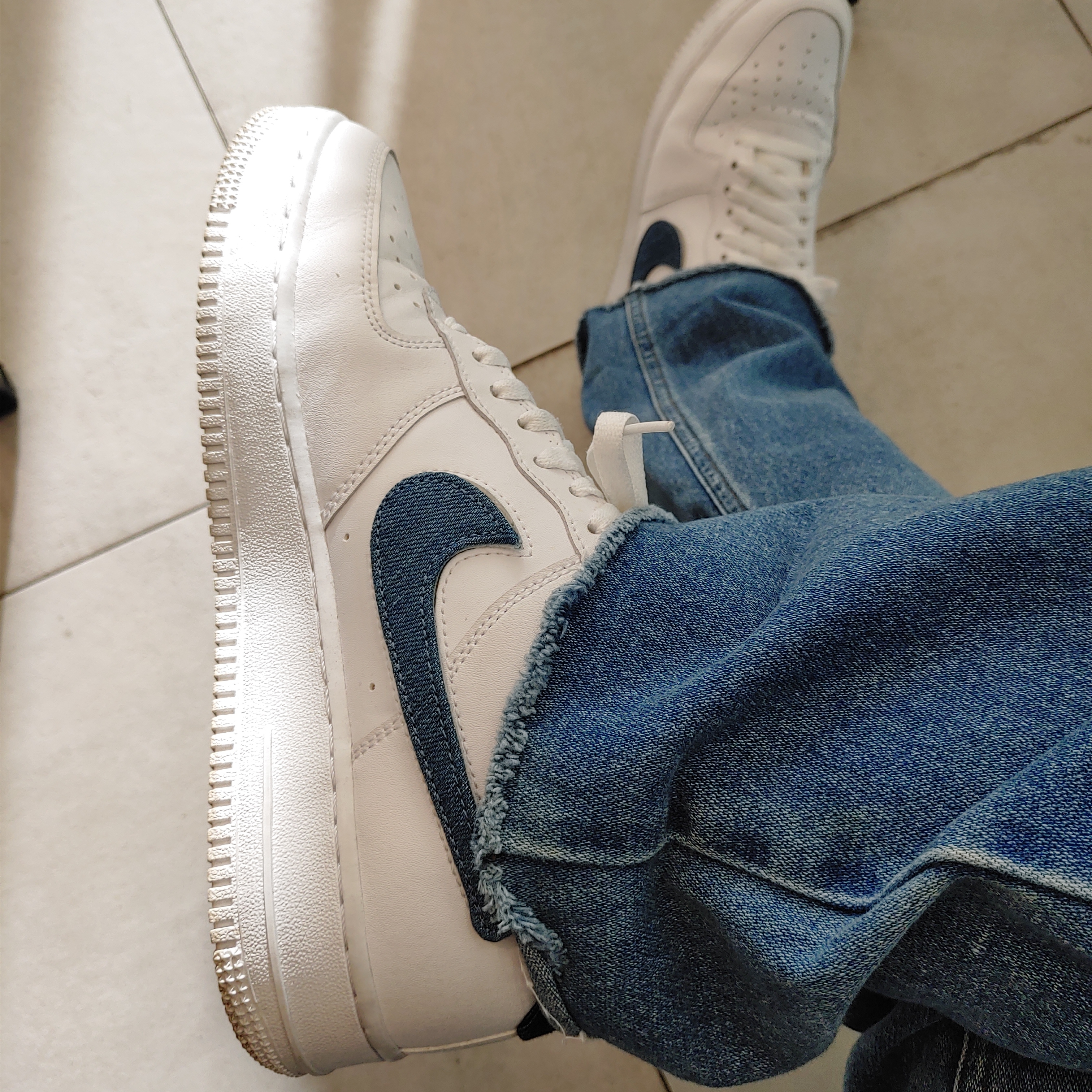 Nike Air Force 1 '07 LV8 Removable Swoosh Pack Tan 착용 스타일 - 4