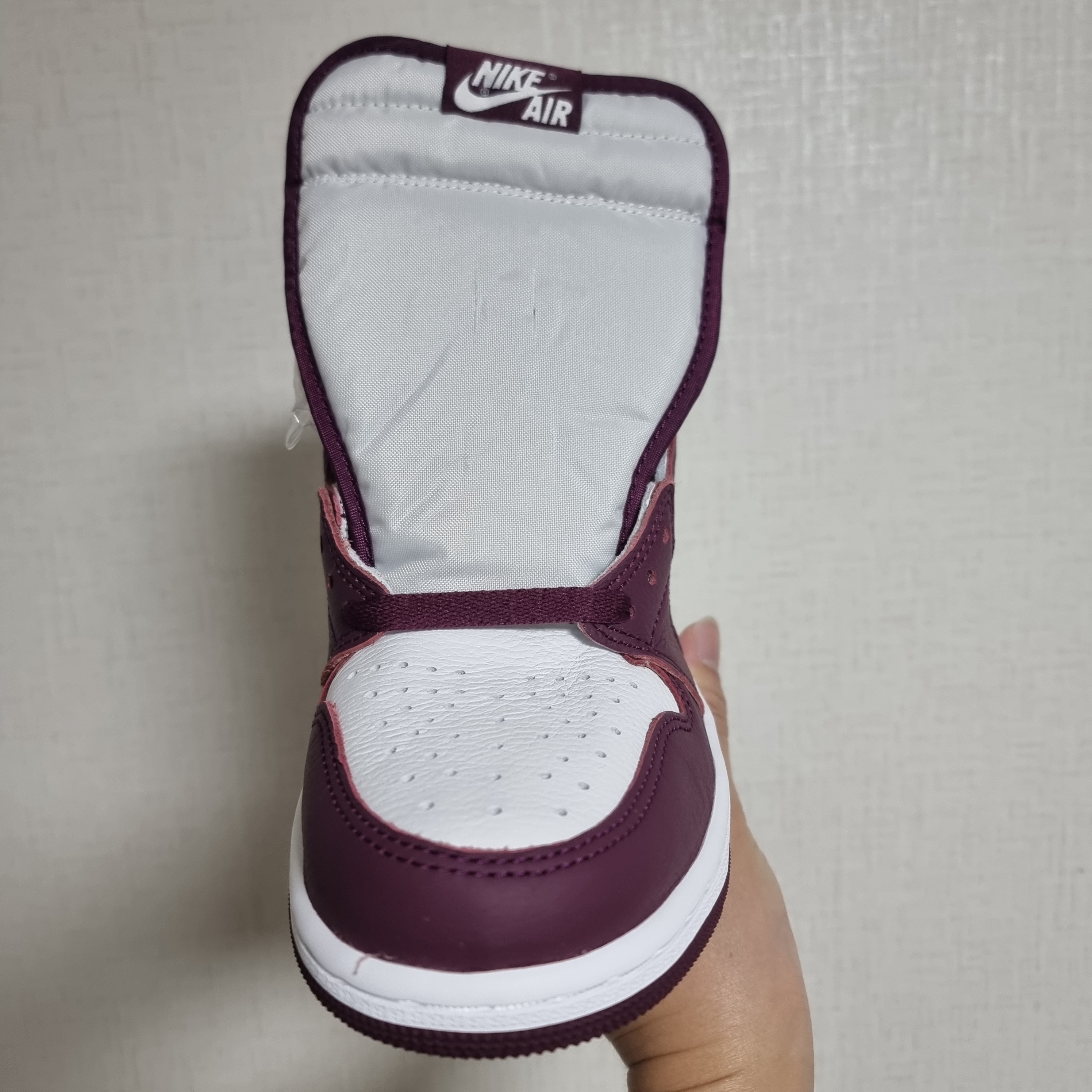 Jordan 1 Retro High OG Bordeaux 착용 스타일 - 2