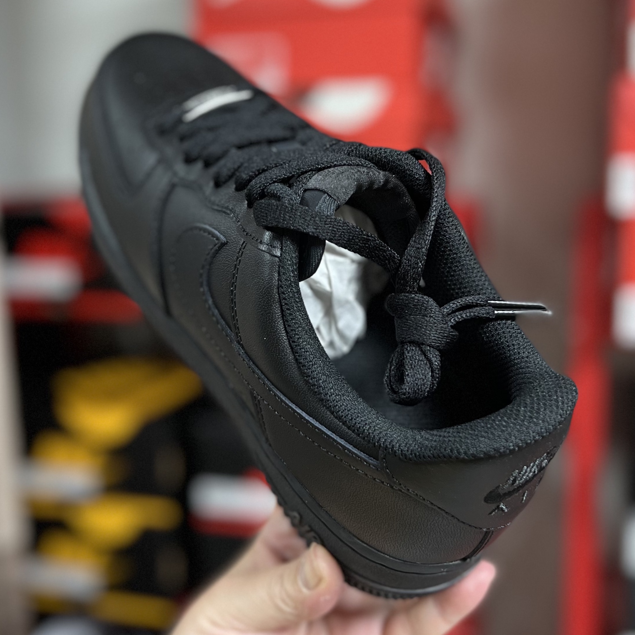 Nike Air Force 1 '07 Low Triple Black 착용 스타일 - 2