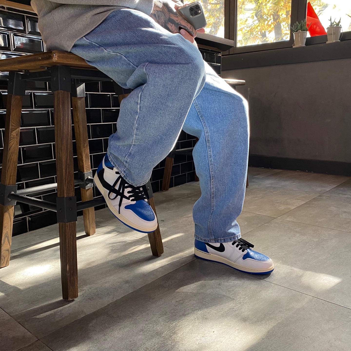 Jordan 1 x Travis Scott x Fragment Retro High OG SP Military Blue 착용 스타일 - 1