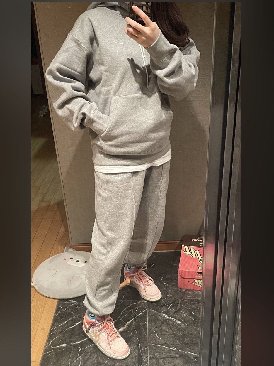 Nike NRG Solo Swoosh Fleece Hoodie Dark Grey Heather - Asia, Nike x Social Status Dunk Mid Free Lunch Strawberry Milk 착용 스타일 - 3