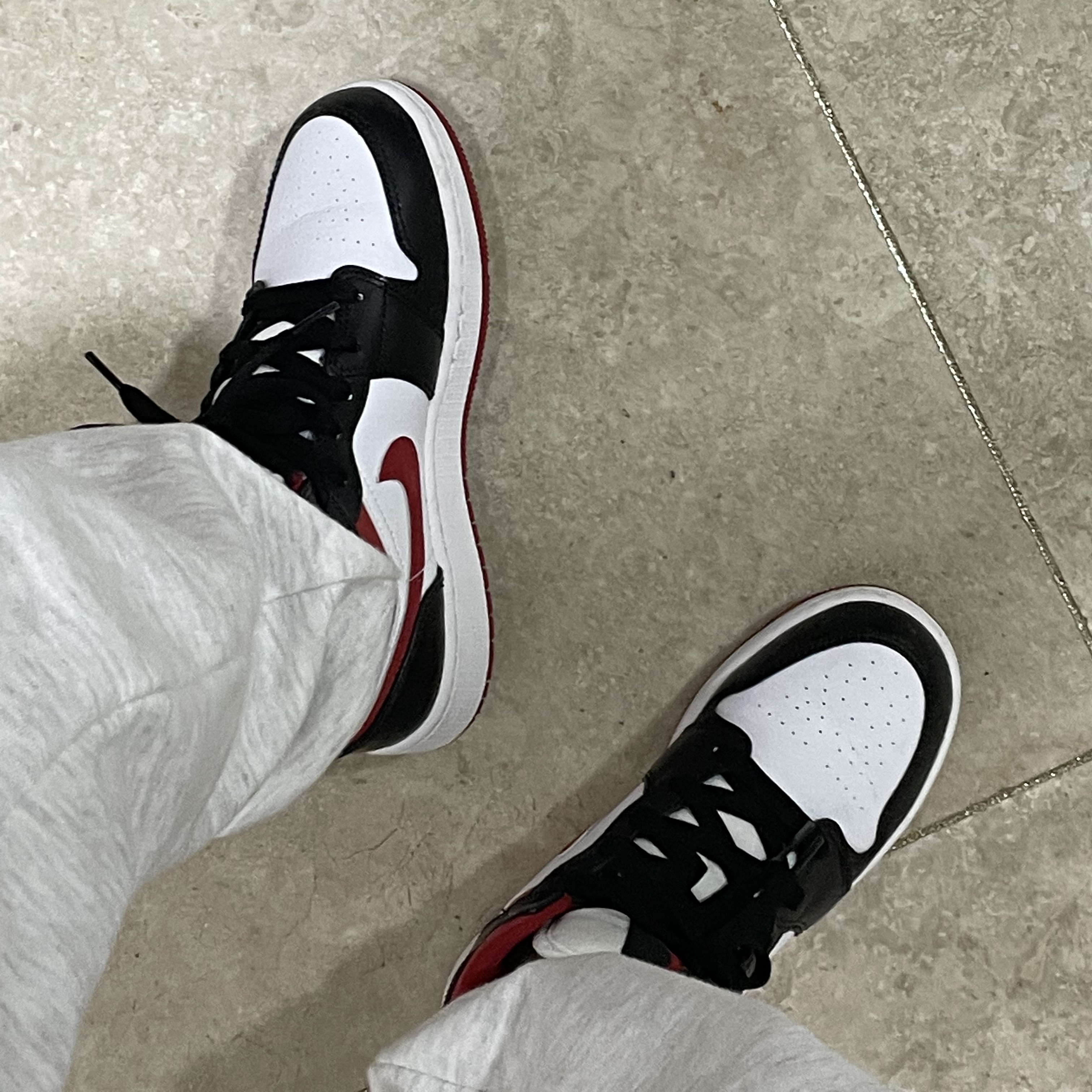 (GS) Jordan 1 Mid Gym Red Black White 착용 스타일 - 2