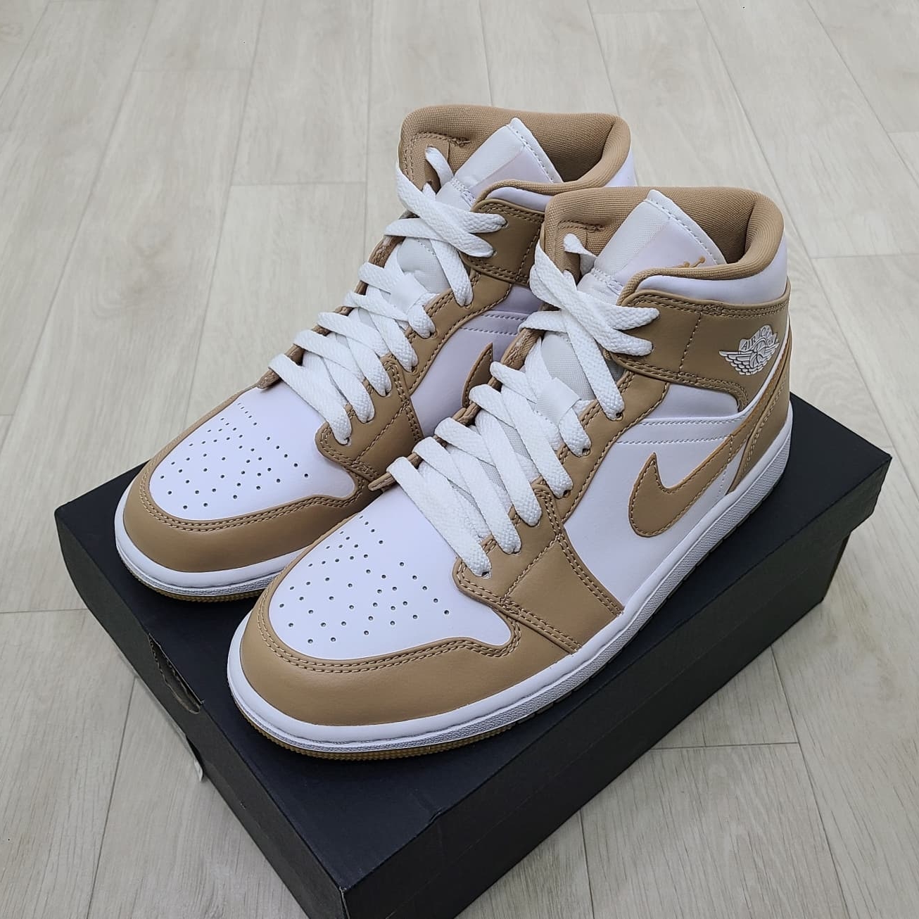 Jordan 1 Mid Tan Gum 착용 스타일 - 2