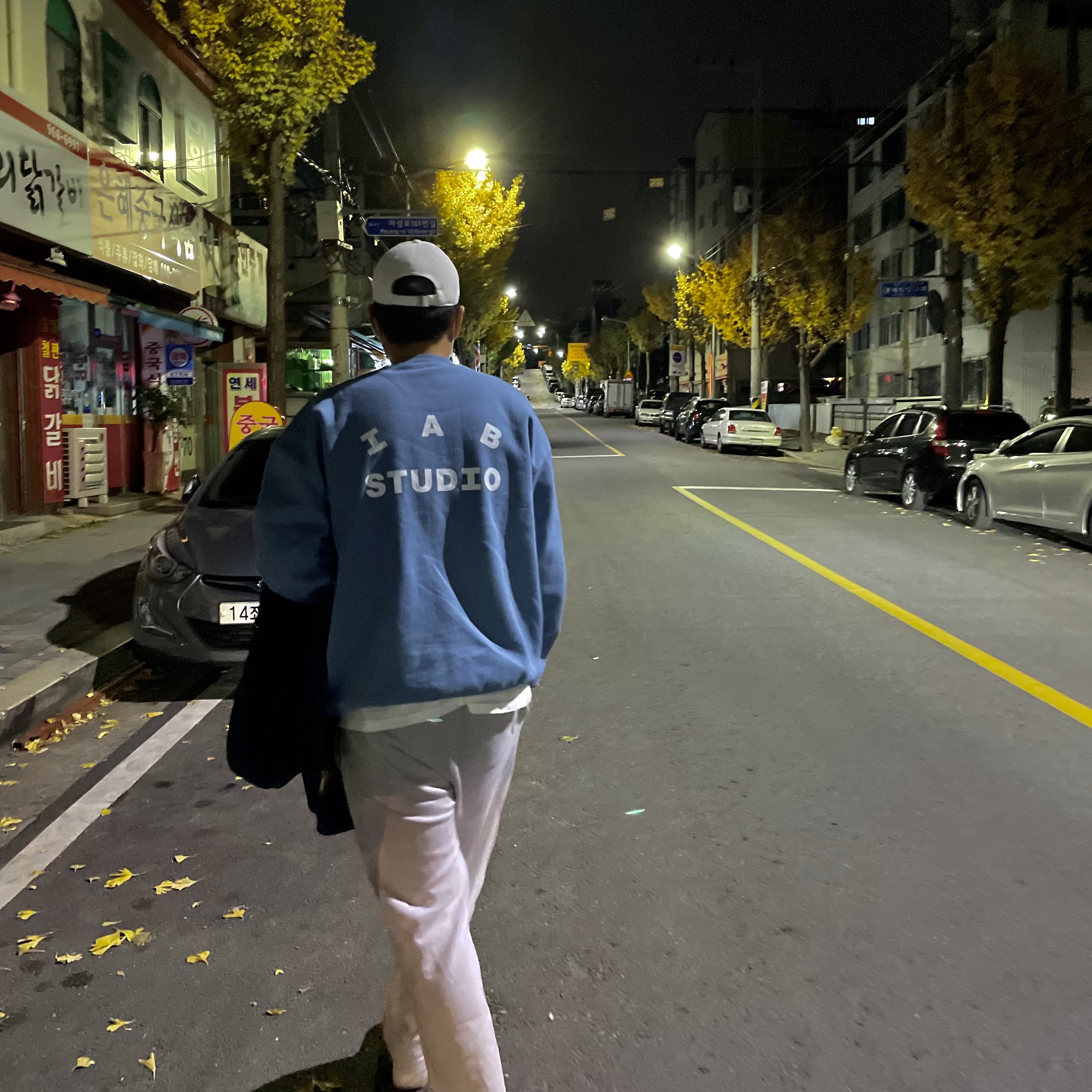 IAB Studio Crewneck Sky Blue 착용 스타일