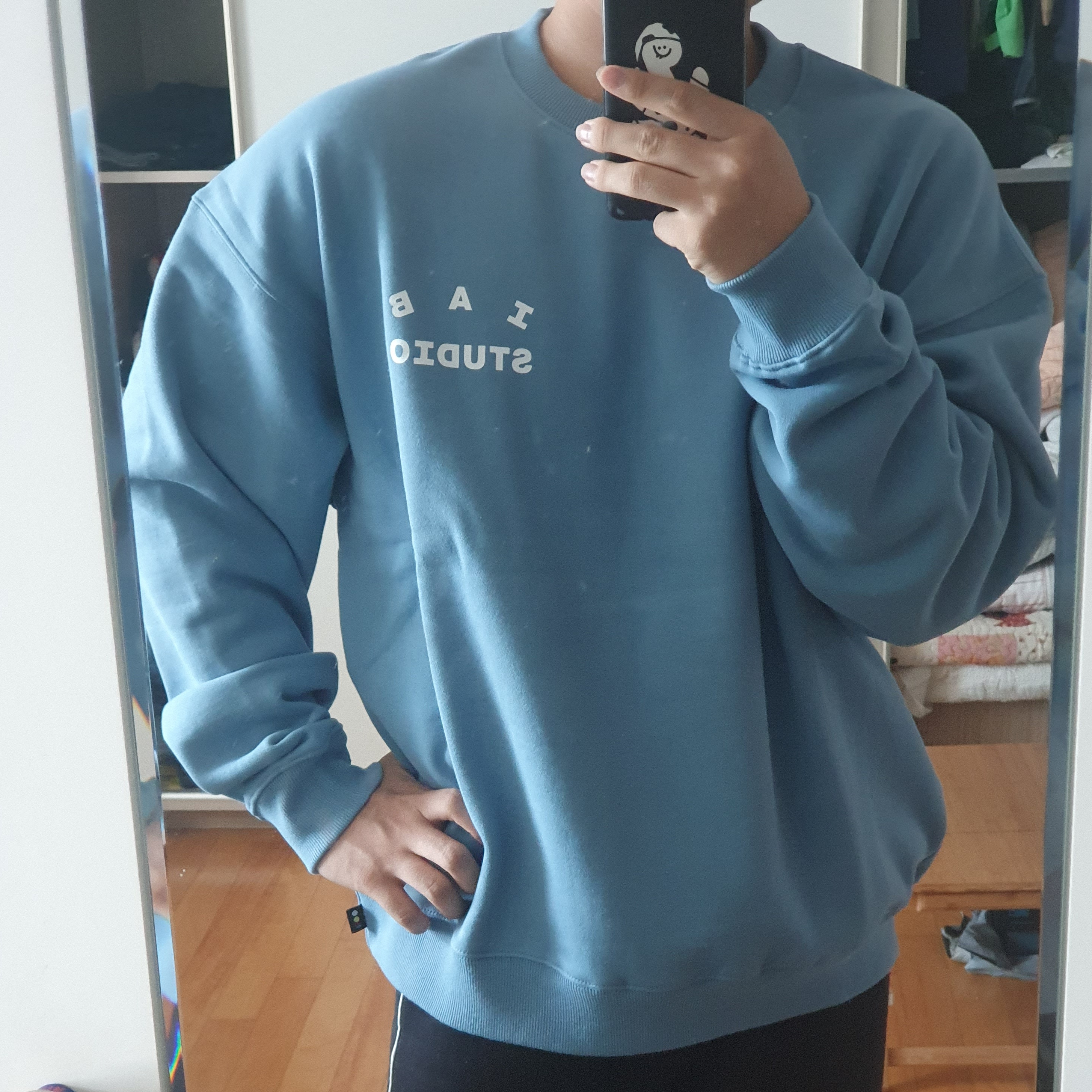 IAB Studio Crewneck Sky Blue 착용 스타일