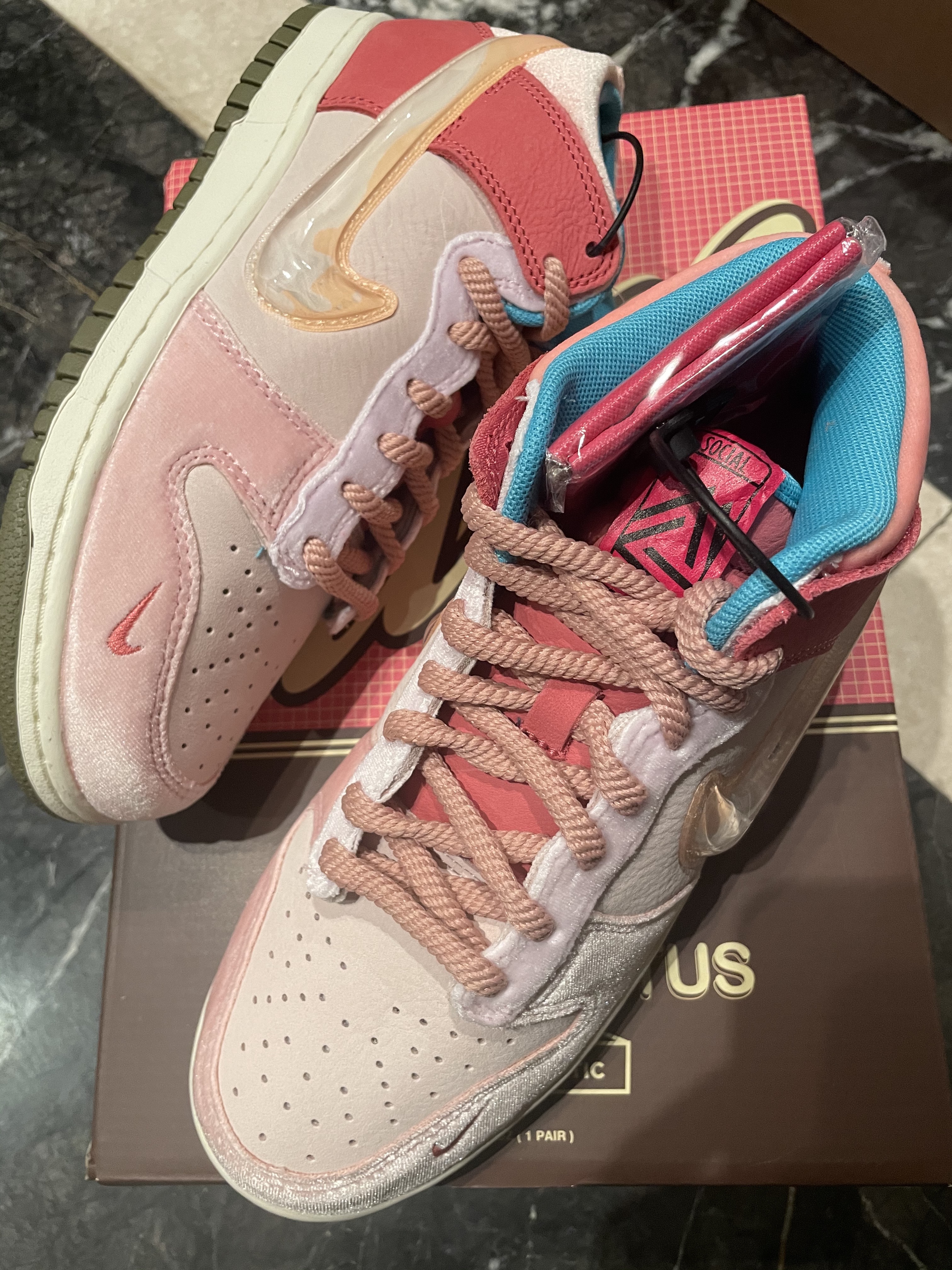 Nike NRG Solo Swoosh Fleece Hoodie Dark Grey Heather - Asia, Nike x Social Status Dunk Mid Free Lunch Strawberry Milk 착용 스타일 - 5