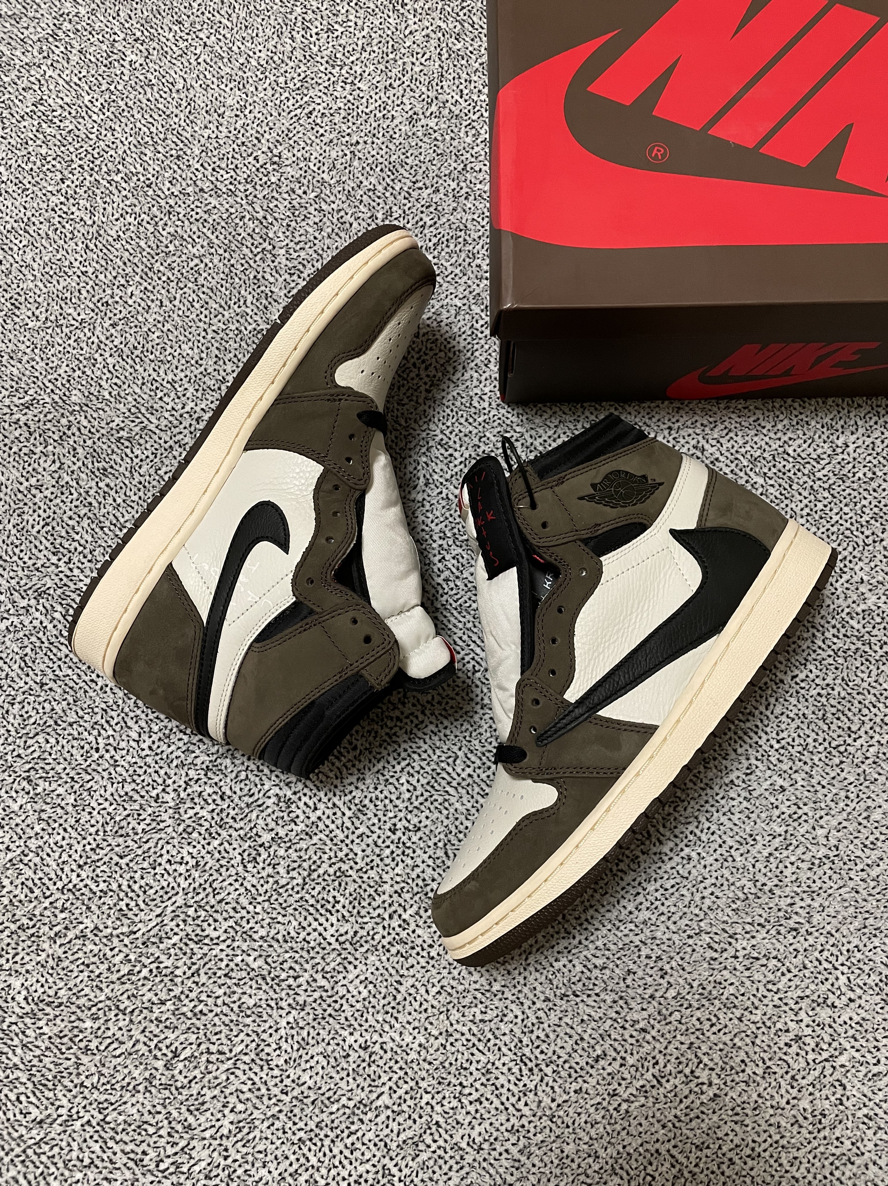 Jordan 1 x Travis Scott Retro High OG SP Mocha 착용 스타일 - 1