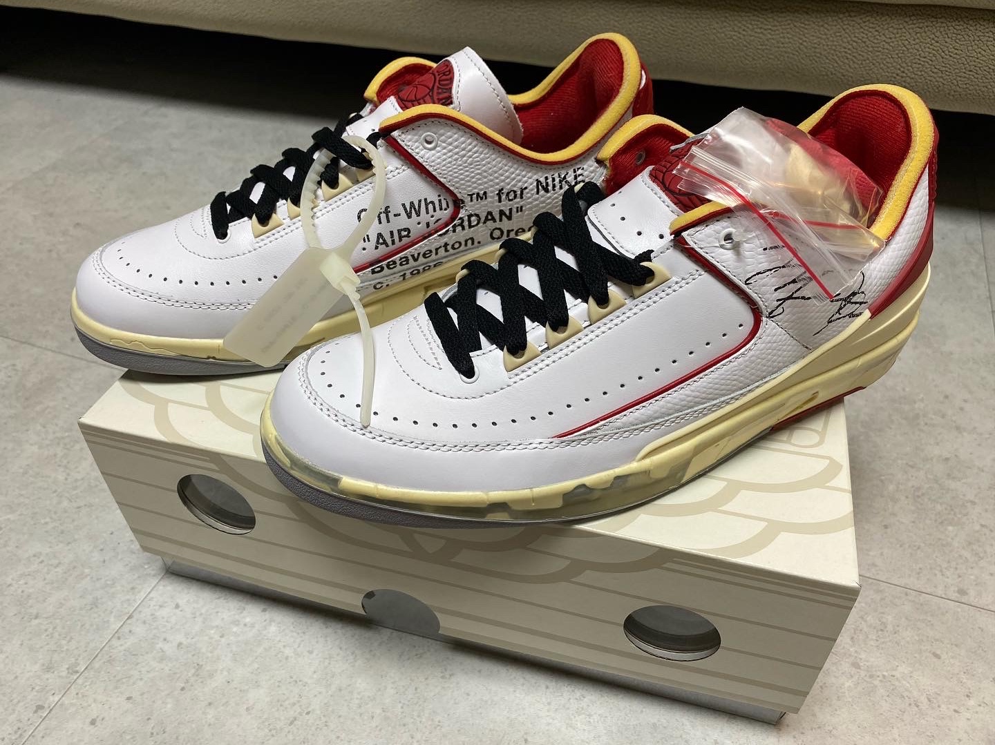 Jordan 2 x Off-White Retro Low SP White and Varsity Red 착용 스타일 - 1