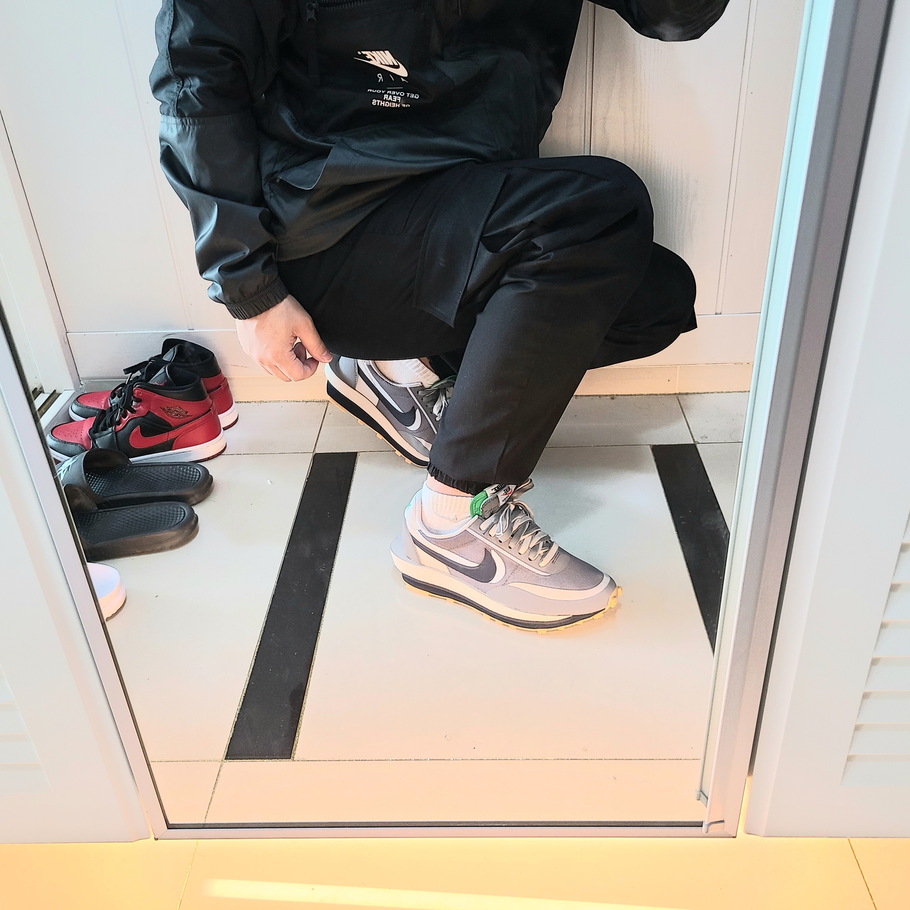Nike x Sacai x Clot LDWaffle Cool Grey, Jordan 1 Mid Bred Banned 2020 착용 스타일 - 1