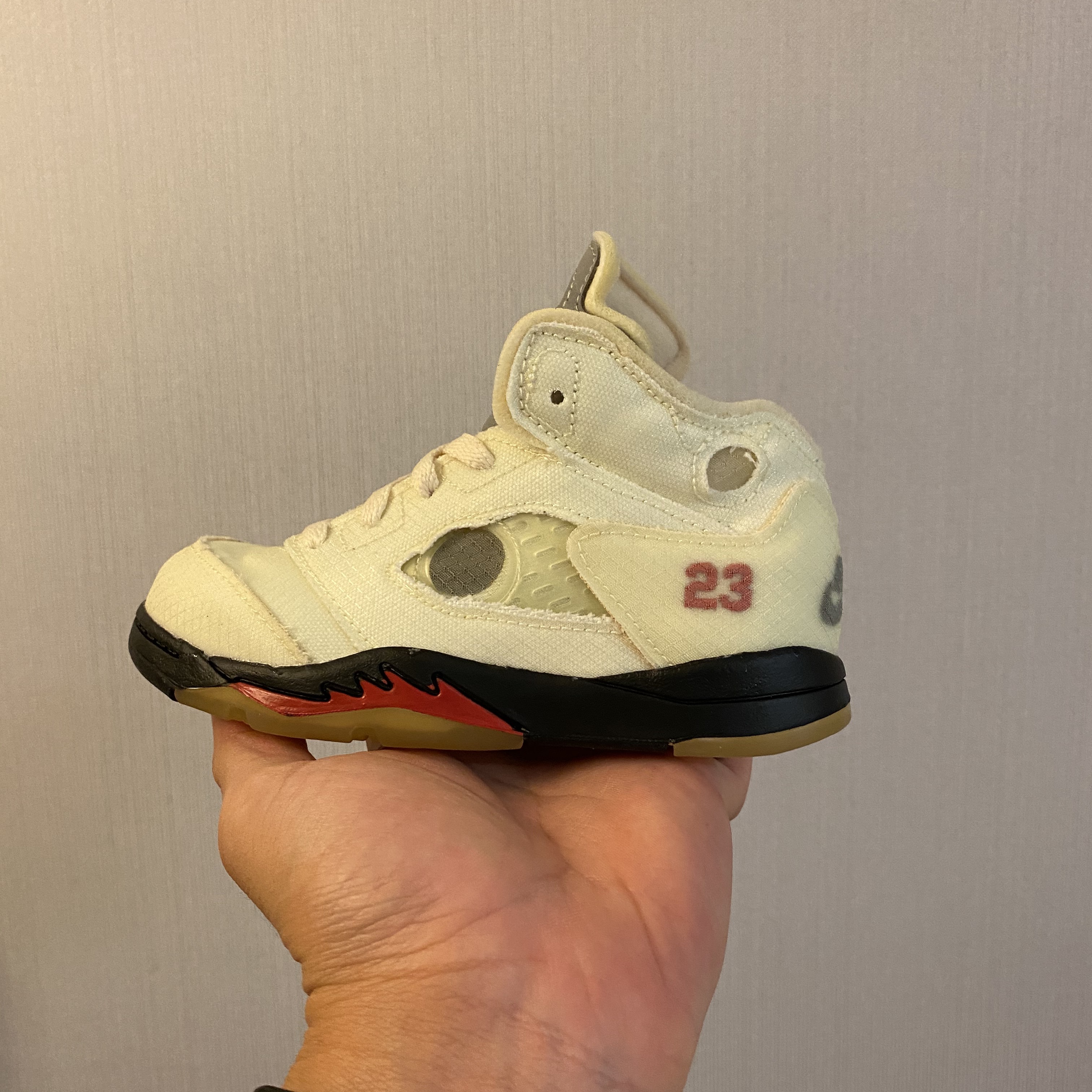 Jordan 5 x Off-White Retro SP Sail Fire Red, Adidas Yeezy 500 Bone White 착용 스타일 - 1
