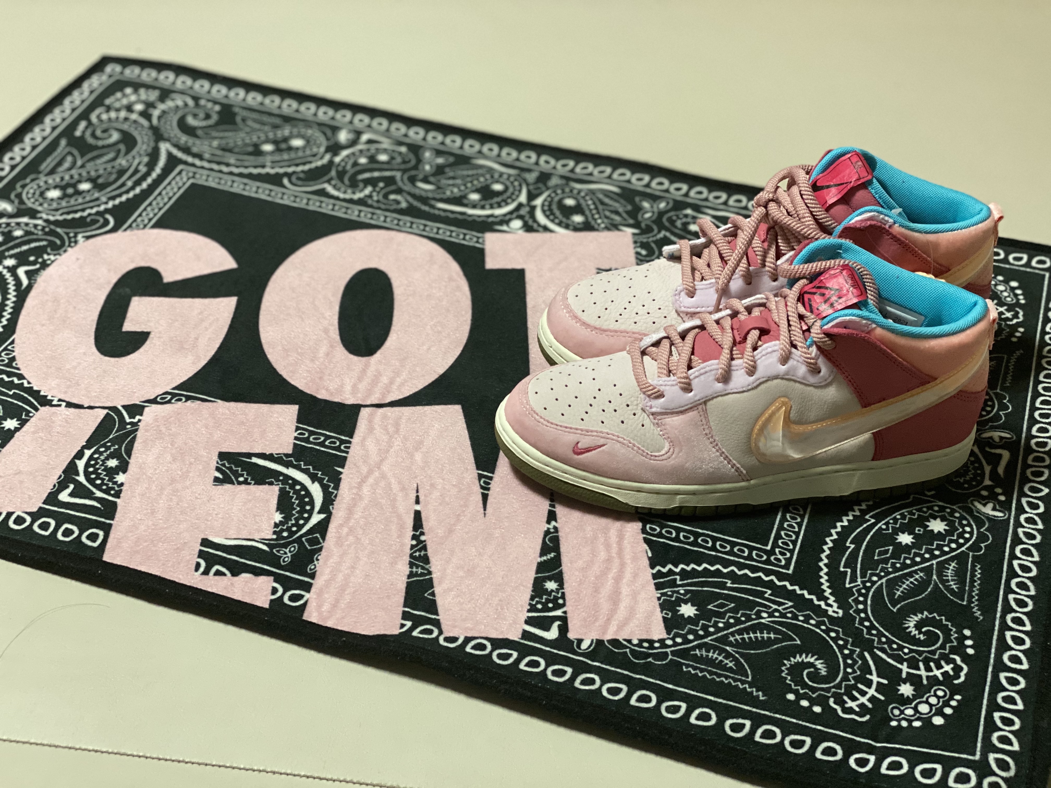 Nike x Social Status Dunk Mid Free Lunch Strawberry Milk 착용 스타일