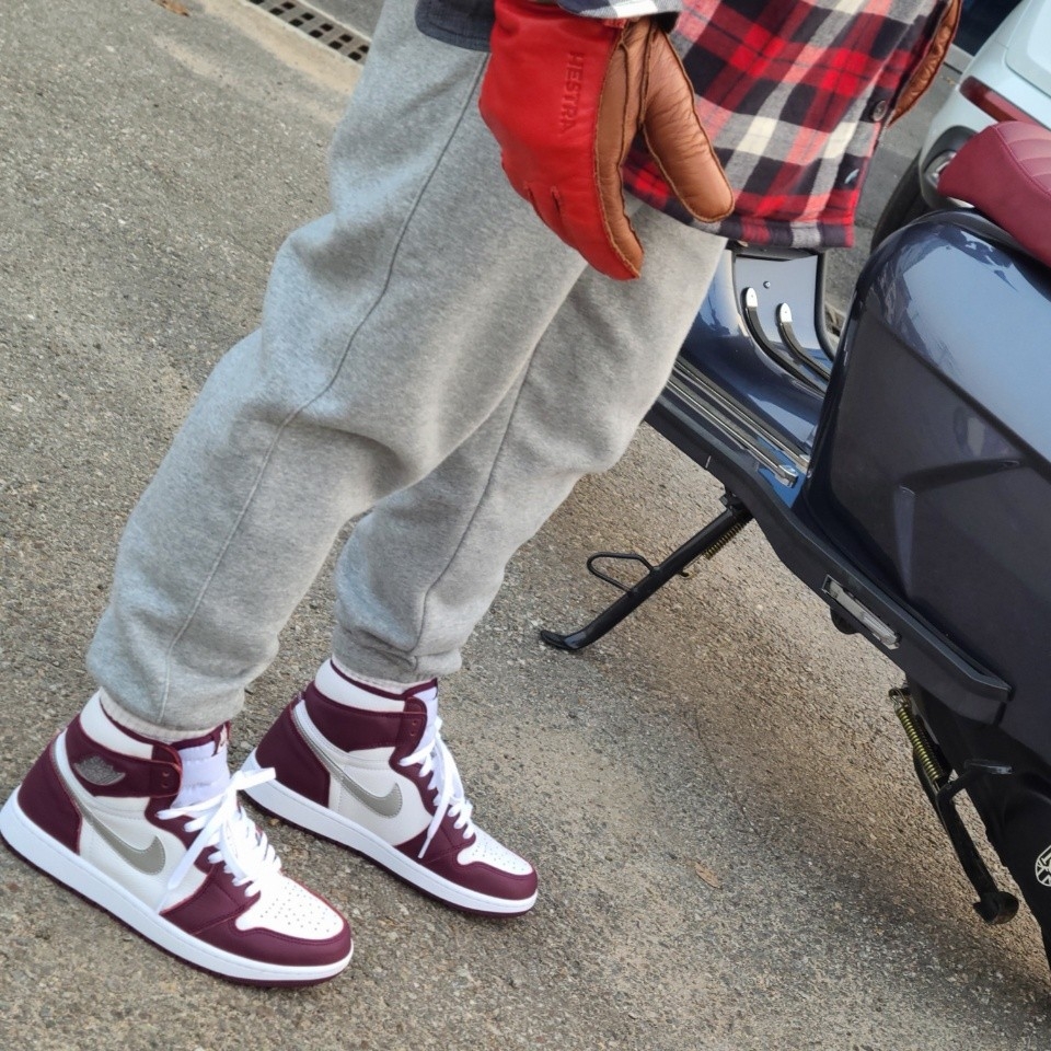 Jordan 1 Retro High OG Bordeaux, (GS) Jordan 1 Retro High OG Bordeaux 착용 스타일 - 4