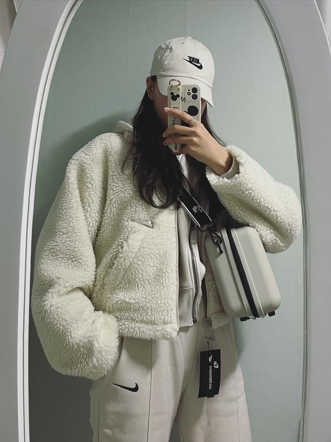 Off-White x Amore Pacific Protection Box (Without Cosmetics) 착용 스타일 - 3