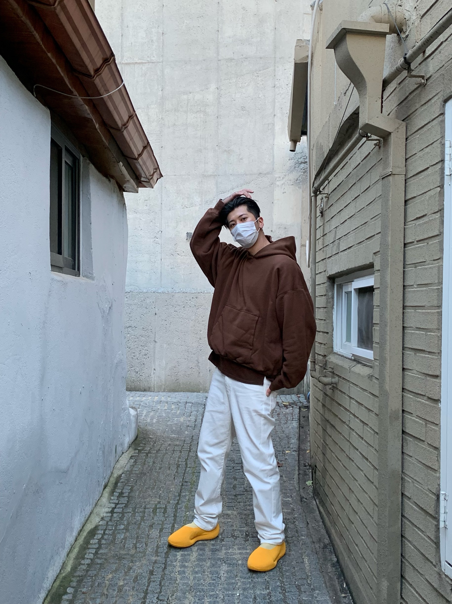 Yeezy Gap Hoodie Brown, Adidas Yeezy Knit RNR Sulfur 착용 스타일 - 4