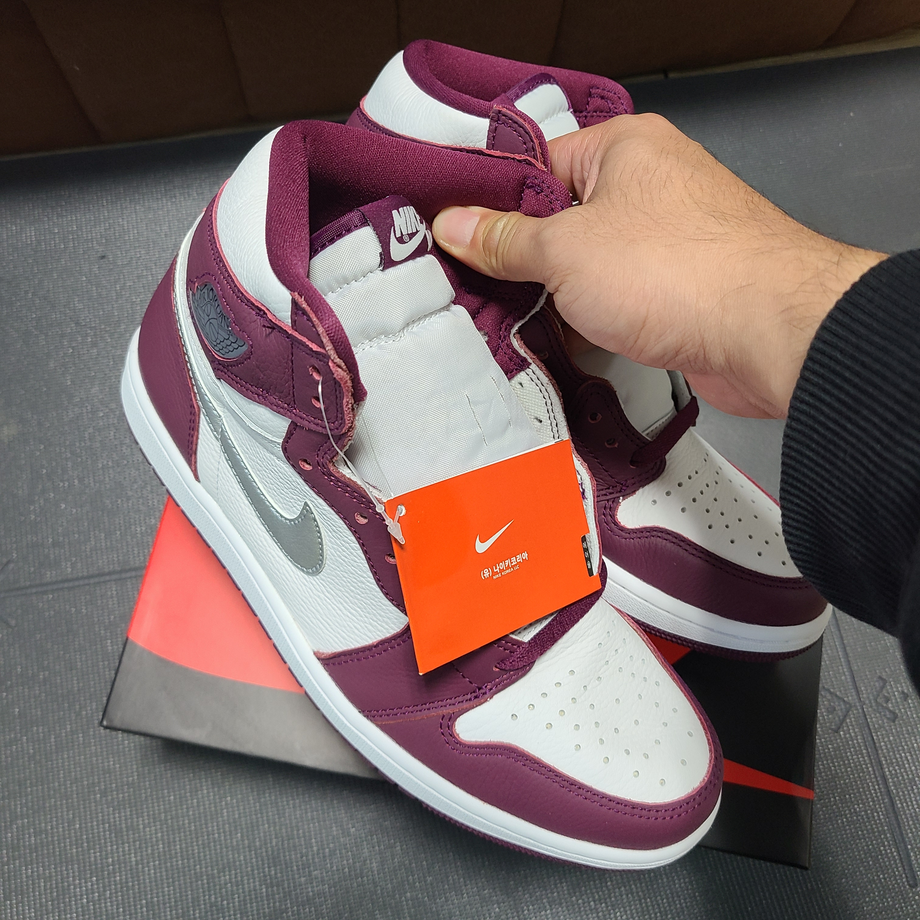 Jordan 1 Retro High OG Bordeaux 착용 스타일 - 2