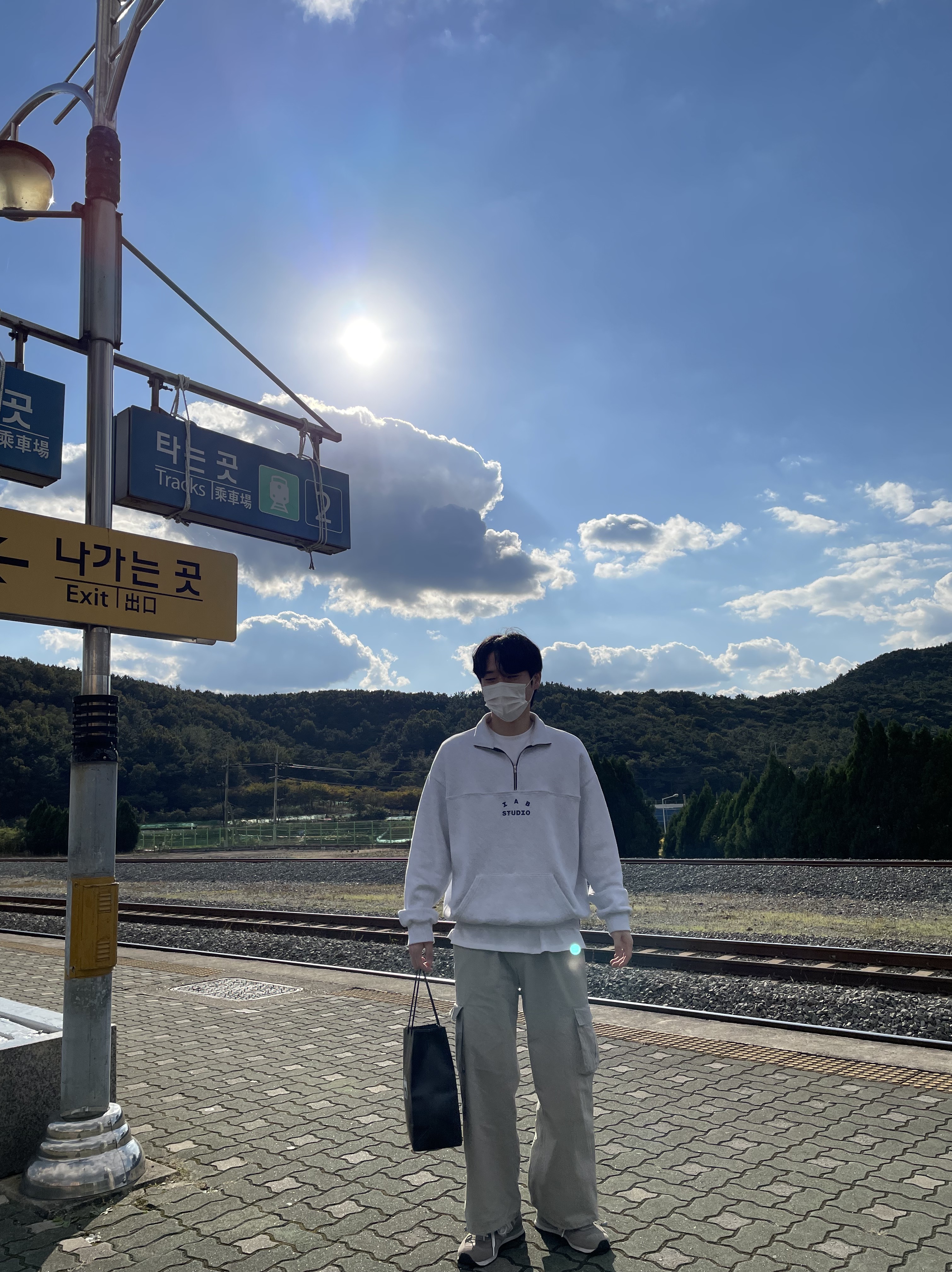 IAB Studio Half Zip Pullover Light Gray 착용 스타일