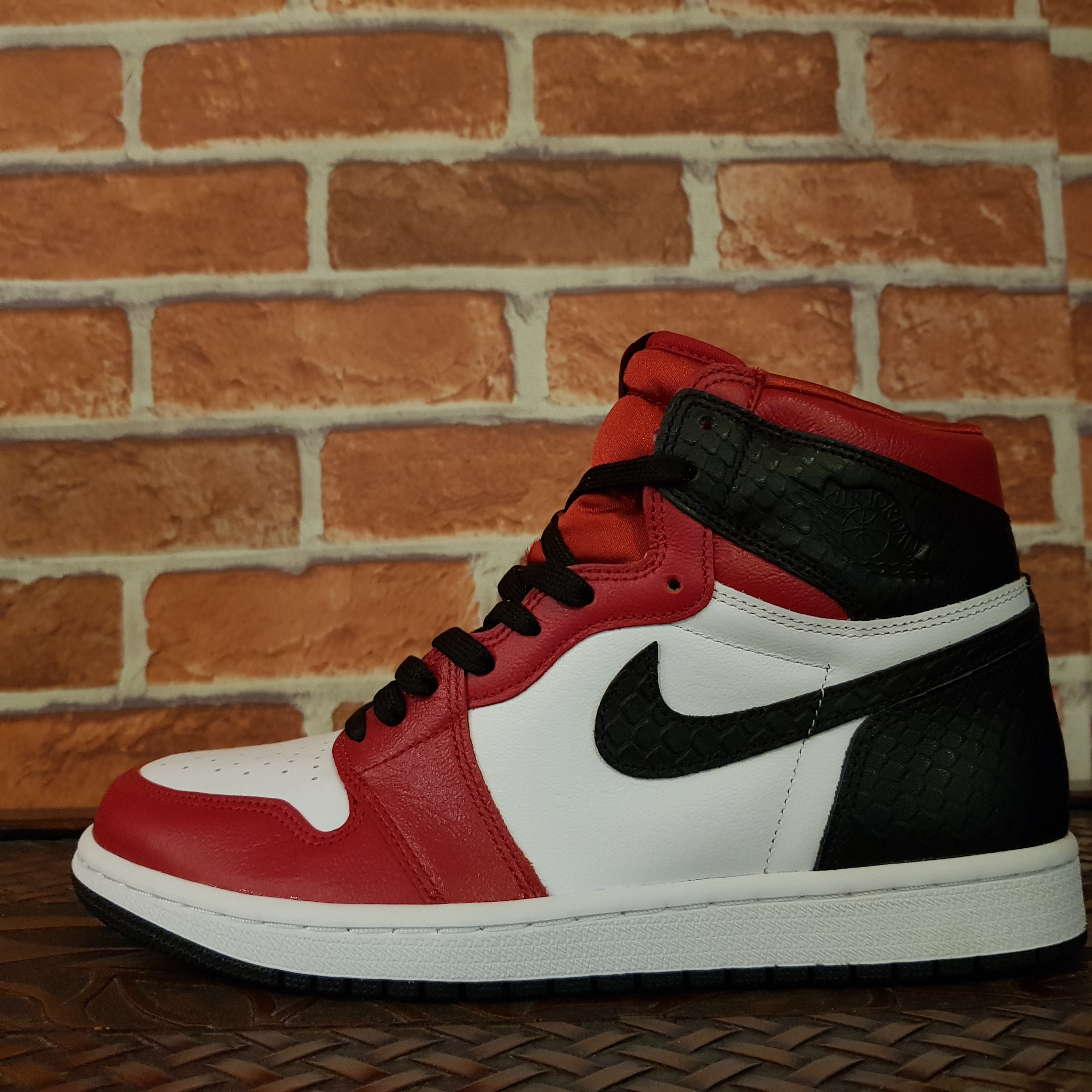 (W) Jordan 1 Retro High Satin Red 착용 스타일 - 1