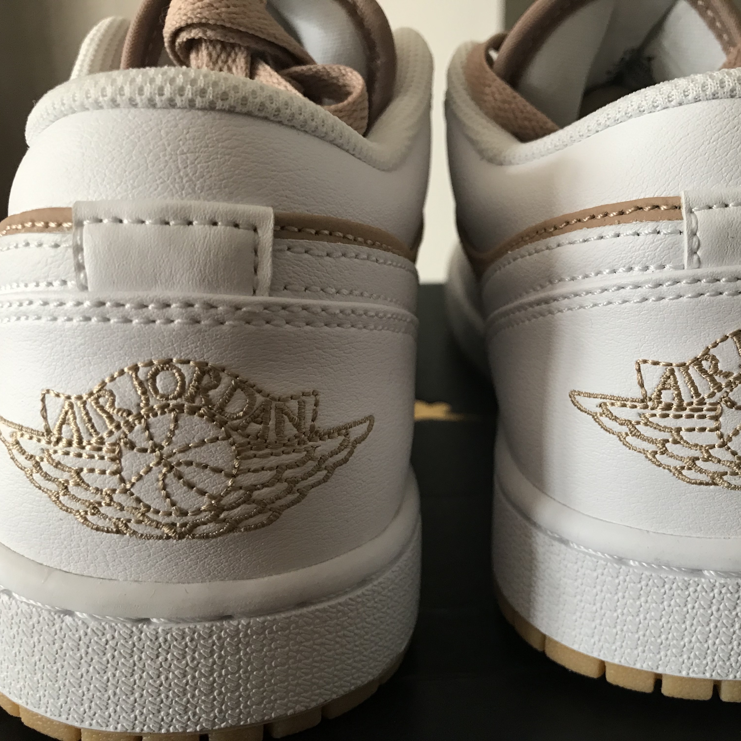 Jordan 1 Low White Hemp Gum Yellow 착용 스타일 - 2